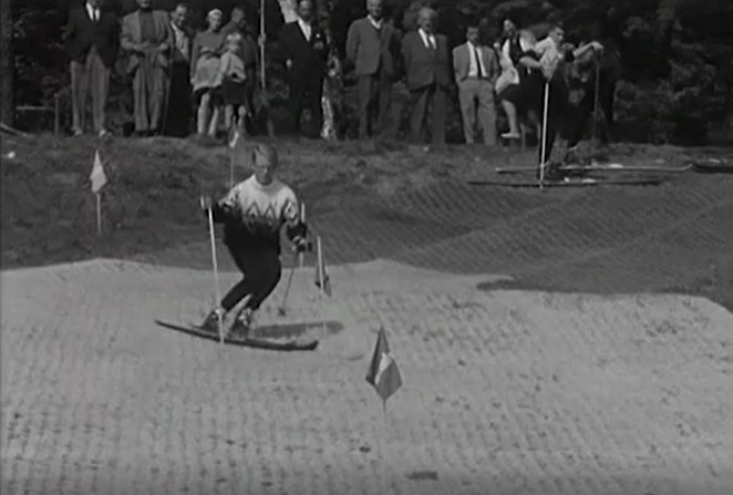 Person fährt auf Kunststoffpiste Ski