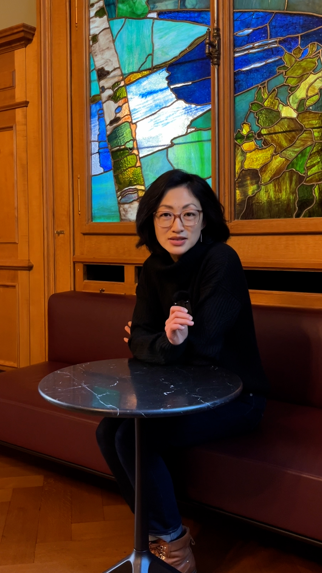 هل إهداء ساعة رولكس لرئيس أجنبي مجرّد مجاملة… أم جريمة رشوة؟ زيارة مسؤولين تنفيذيين سويسريين إلى البيت الأبيض مع هدايا فاخرة أشعلت نقاشًا قانونيًا واسعًا ، خصوصًا مع تسارع المفاوضات التجارية بعدها. القانون الجنائي السويسري يحرّم تقديم «منفعة غير مستحقة» لمسؤول أجنبي، لكن السياق، والقيمة، والمكان… كلها عناصر تصعّب الإجابة .