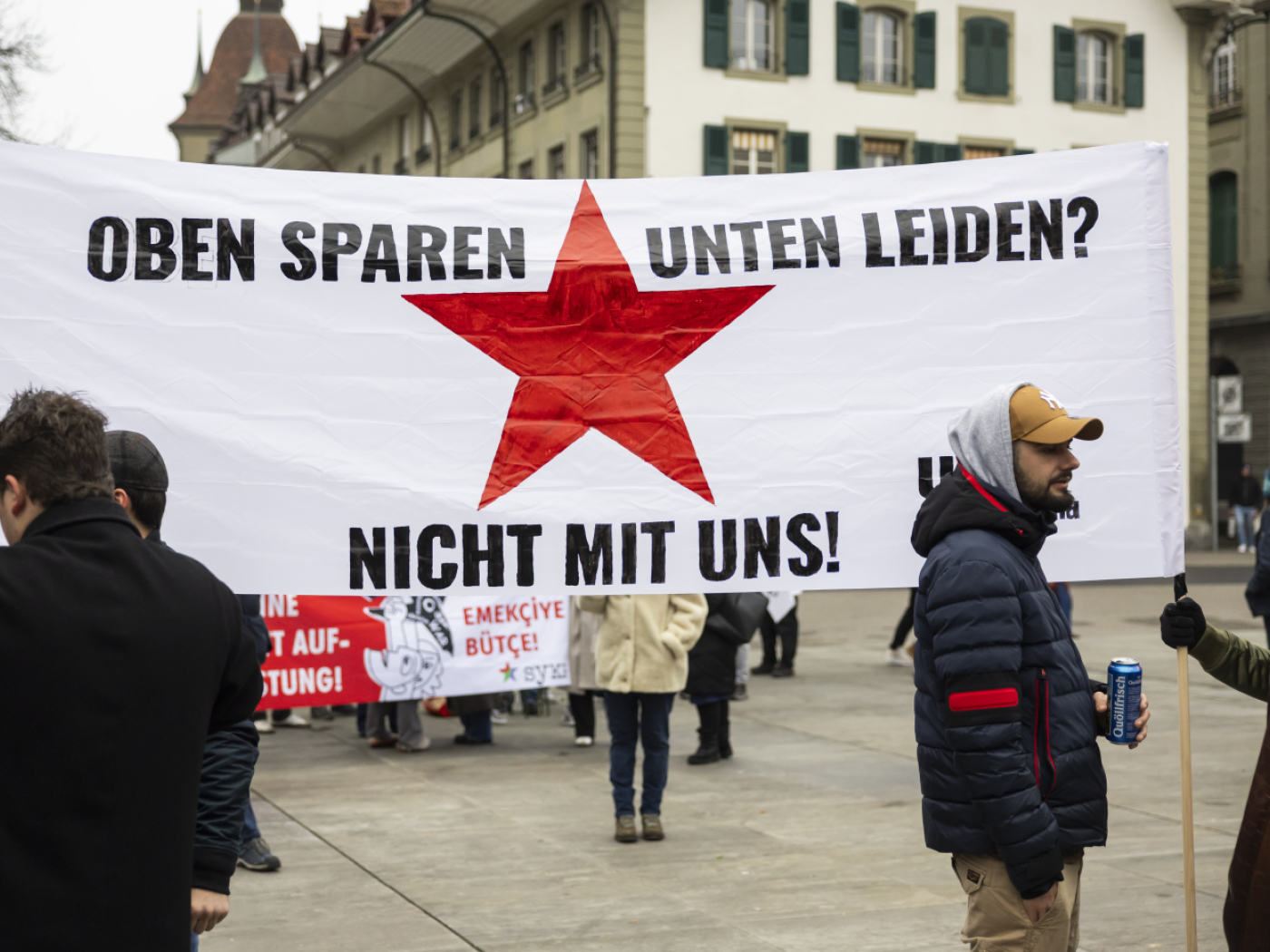 Hundreds of demonstrators in Berne against federal cuts