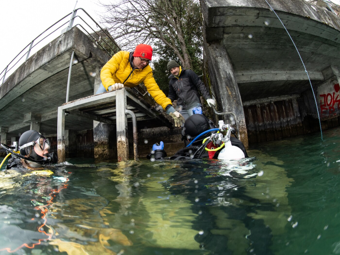 Dozens of divers remove rubbish from the right bank of Lake Thun