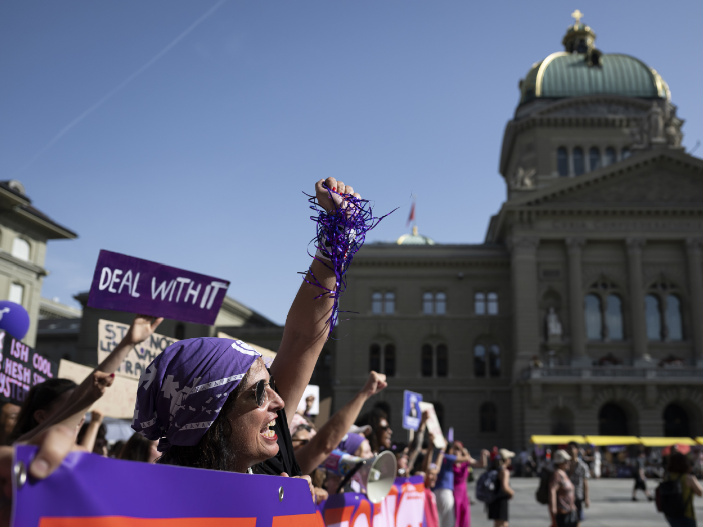 sciopero delle donne davanti a palazzo federale