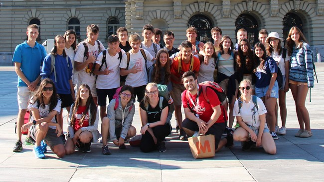 gorup of young people in front of the federal palace in berne