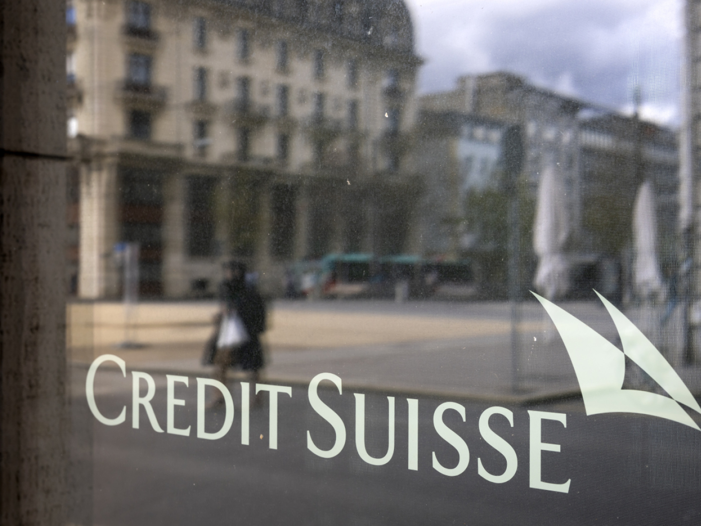 scritta credit suisse su una porta di vetro