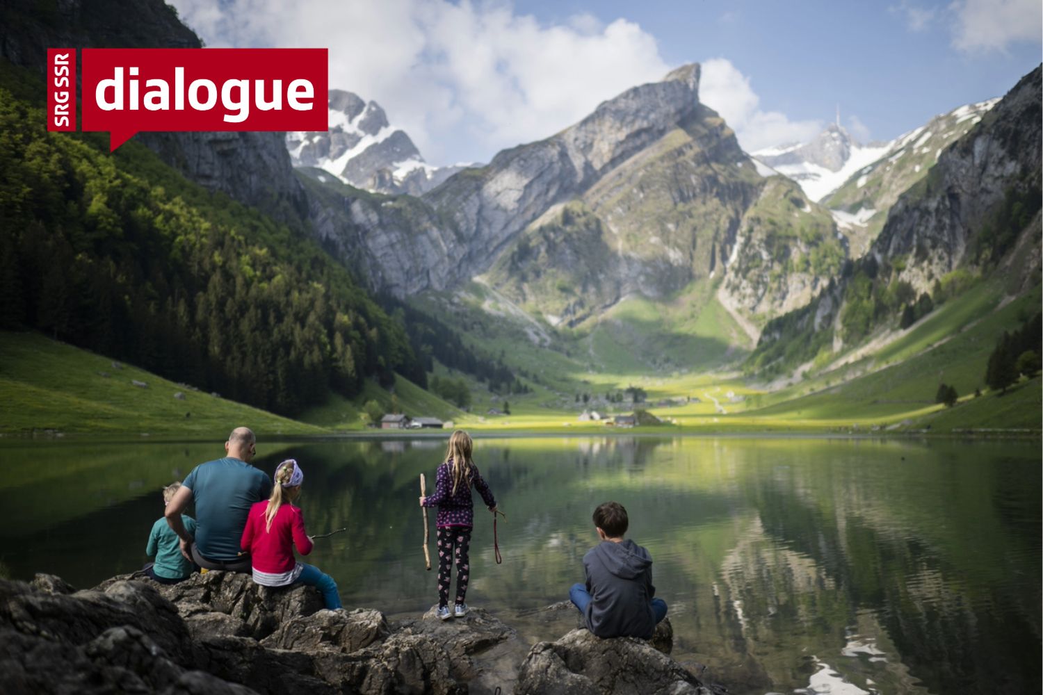 Des gens font de la randonnée dans les montagnes
