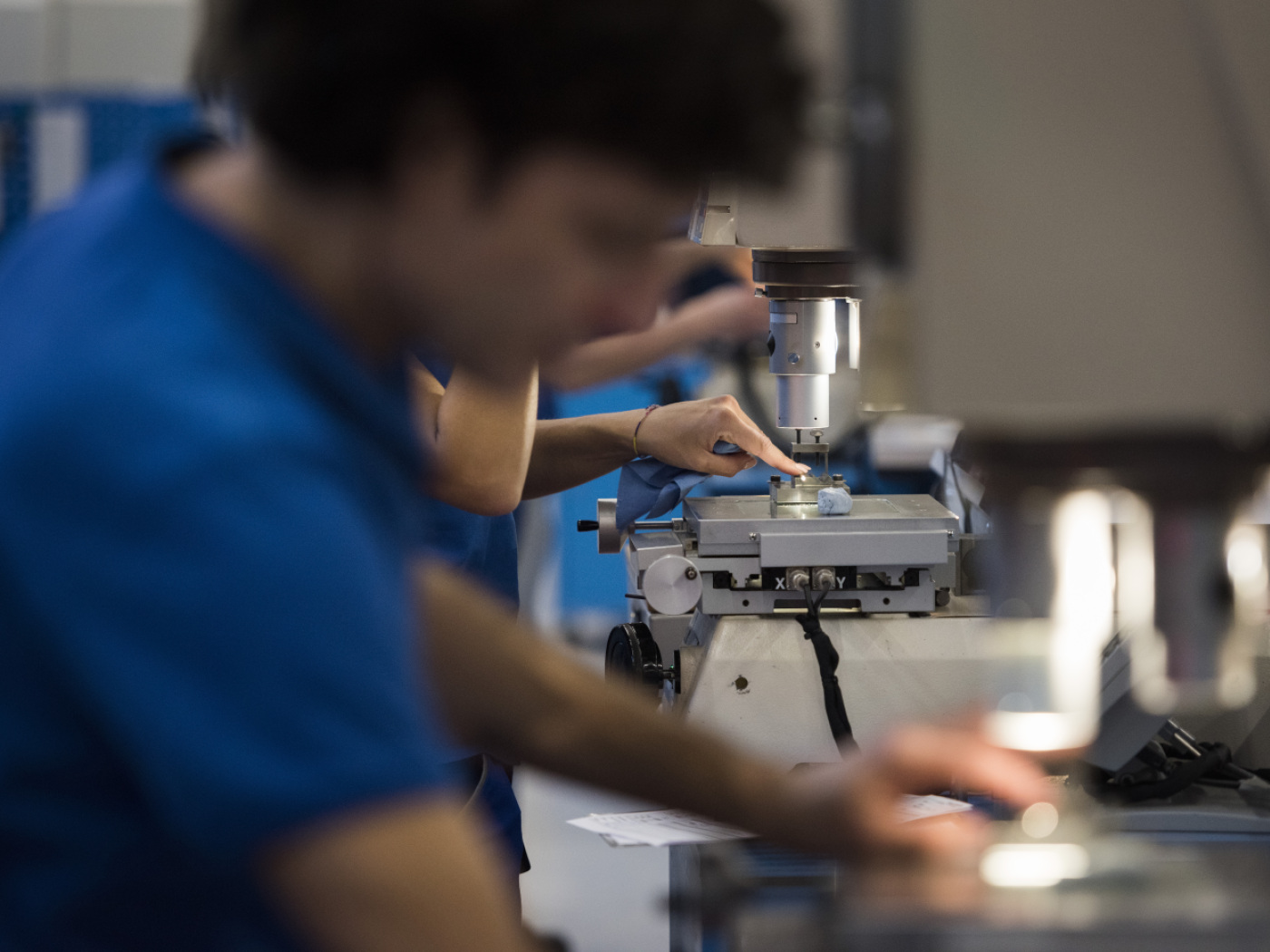 operai al lavoro in una fabbrica