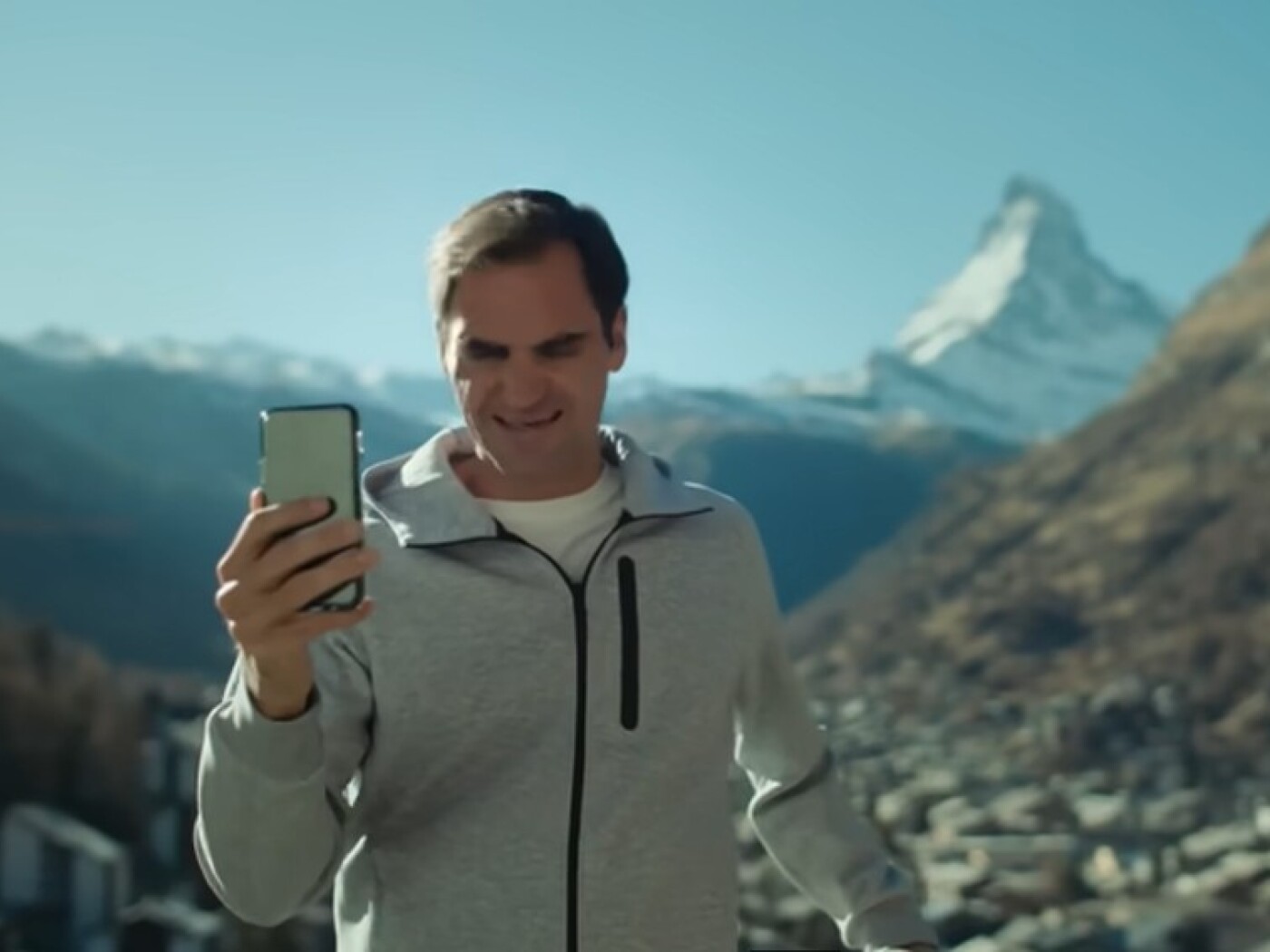 roger federer con telefono in mano davanti al cervino in uno spot di svizzera turismo