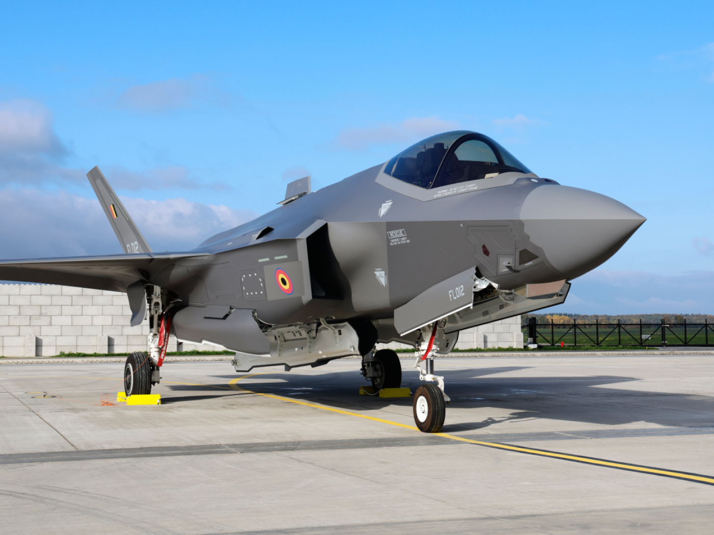Federal Councillor Pfister visits Belgian military airfield with F-35 jets