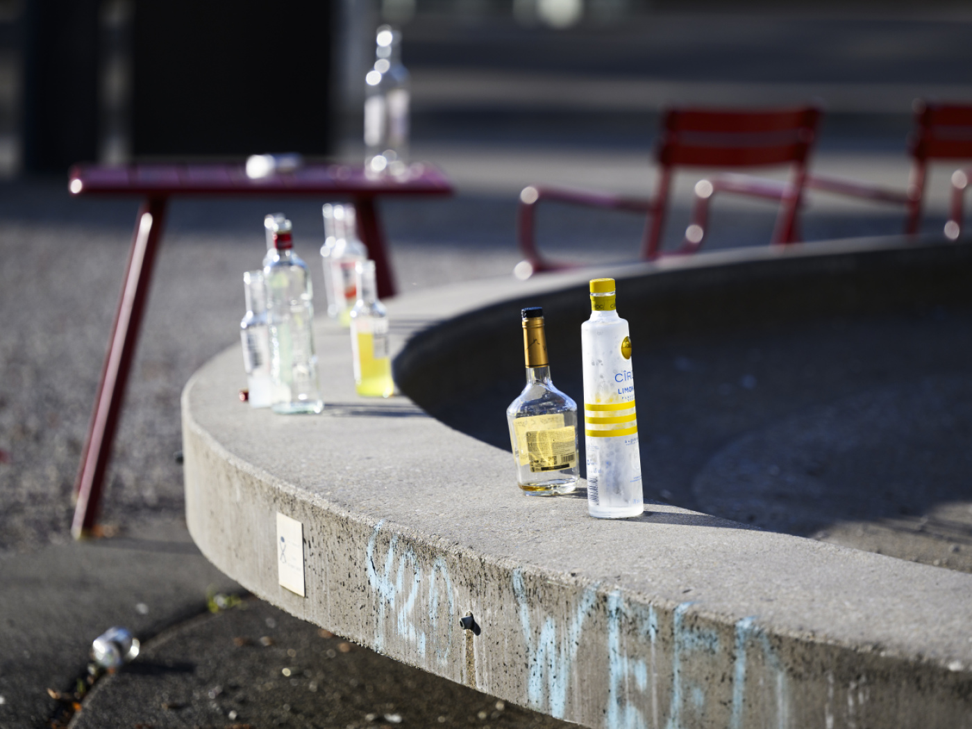 bottiglie di alcolici abbandonate su un muretto