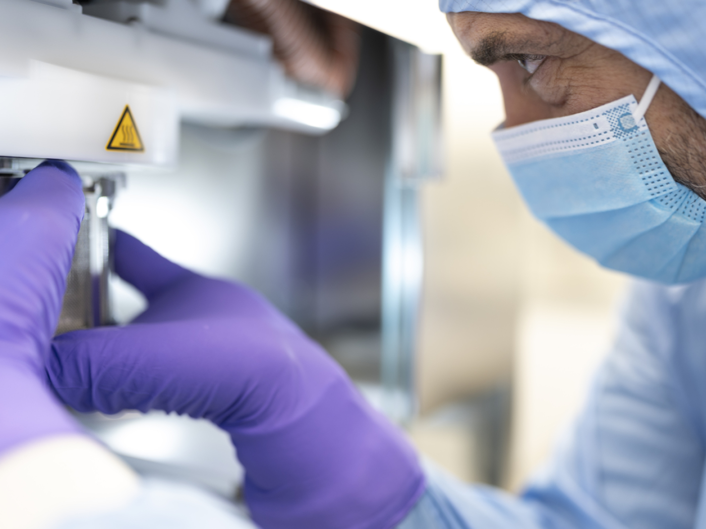 uomo con mascherina chirurgica lavora a un apaprecchio