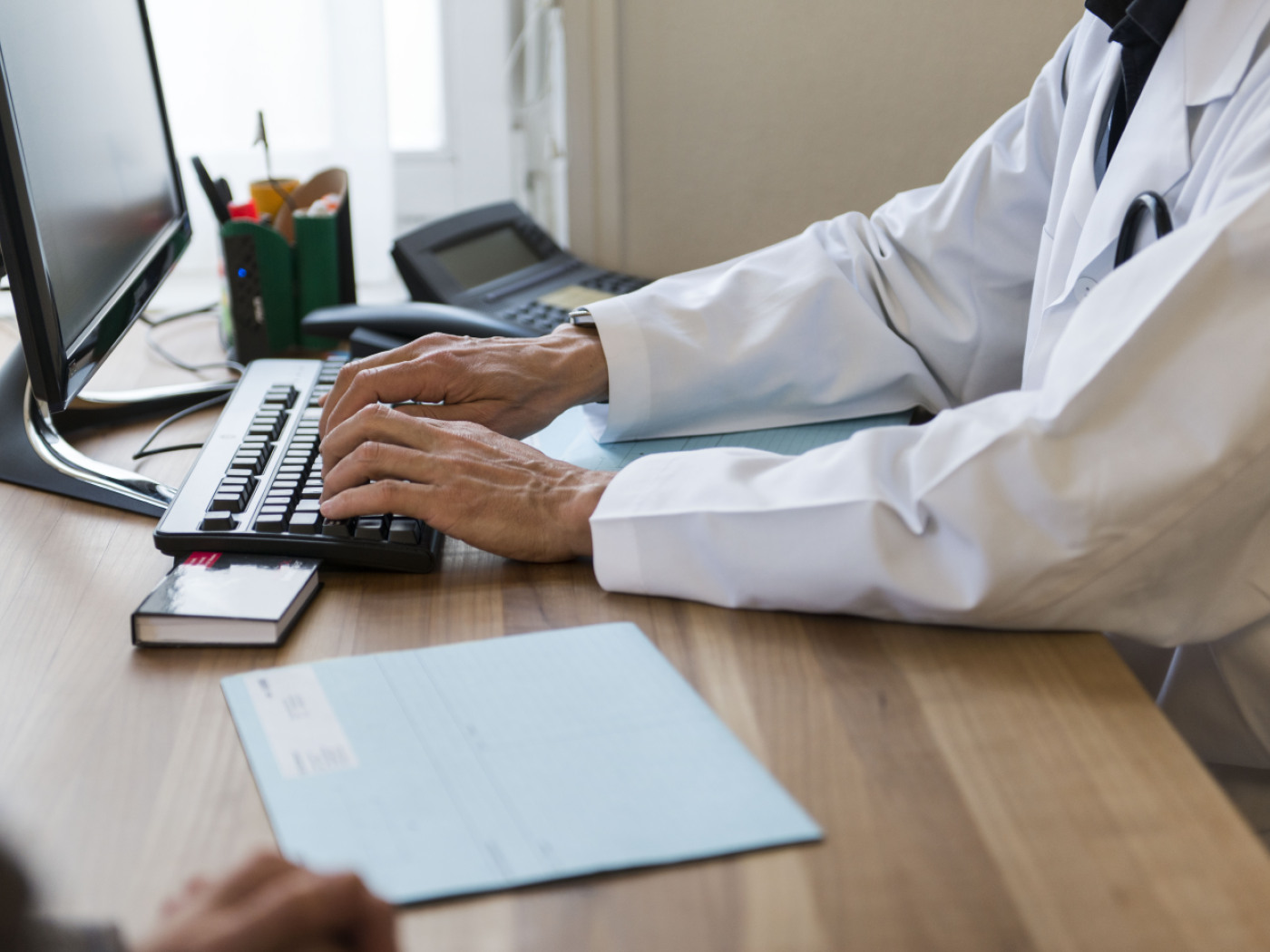 Expert warns Swiss health administration costs are out of control