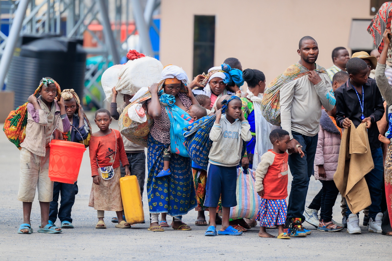 Flüchtlinge tragen ihr Hab und Gut, nachdem sie die Grenze von Goma in der Demokratischen Republik Kongo nach Gisenyi in Ruanda am 27. Januar 2025 überquert haben. Flüchtlinge sind nach Ruanda geflohen, um Sicherheit zu suchen, während Soldaten der Streitkräfte der Demokratischen Republik Kongo (FARDC) und M23-Rebellen weiterhin in der Stadt Goma kämpfen. Nach Angaben des UN-Flüchtlingshilfswerks (UNHCR) hat die Gewalt im Osten der Demokratischen Republik Kongo (DRK) im Jahr 2025 237.000 Menschen vertrieben.