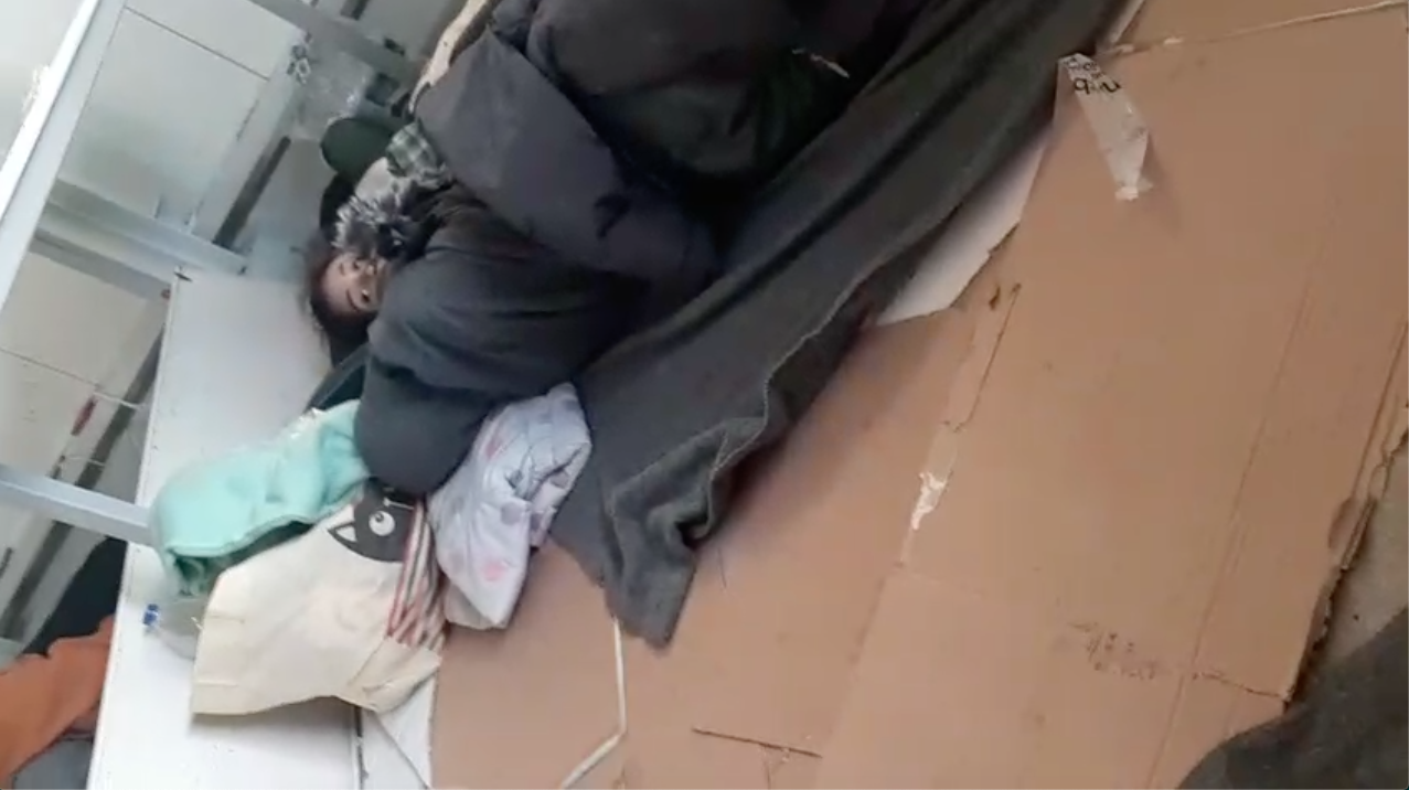 Sans chauffage, en hiver, les enfants se couvrent comme ils peuvent.