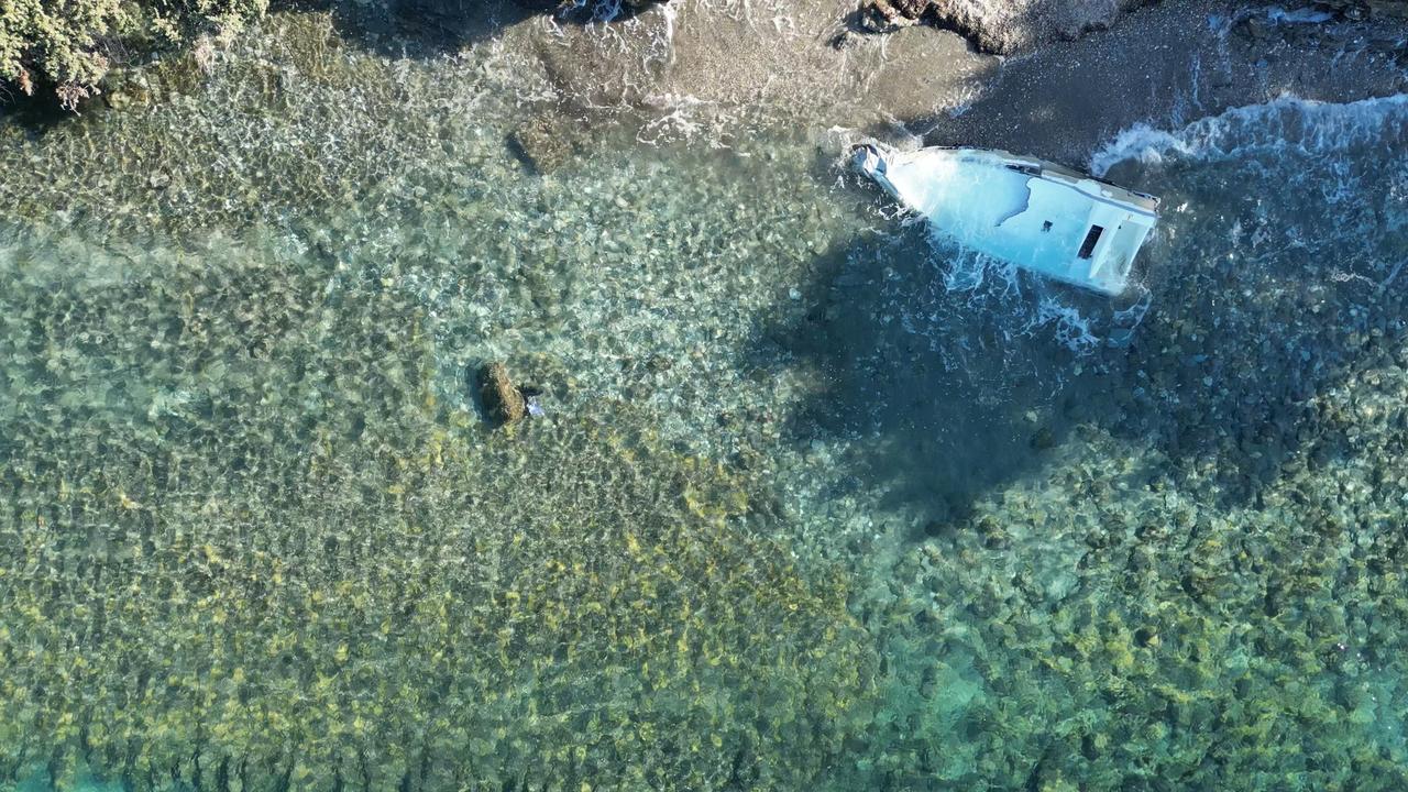Une carcasse de barque échouée, sur l'île de Samos.