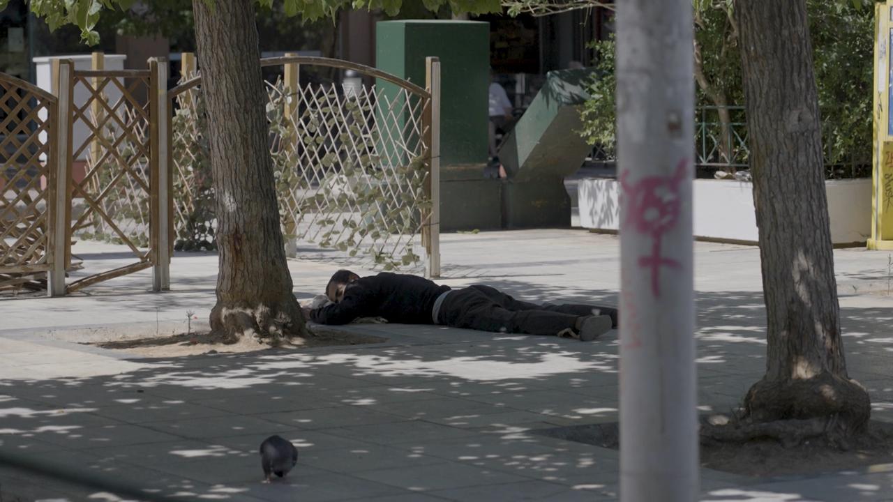 Les requérants d'asile déboutés par la Suisse se retrouvent dans la rue, à Athènes, livrés à eux-mêmes.