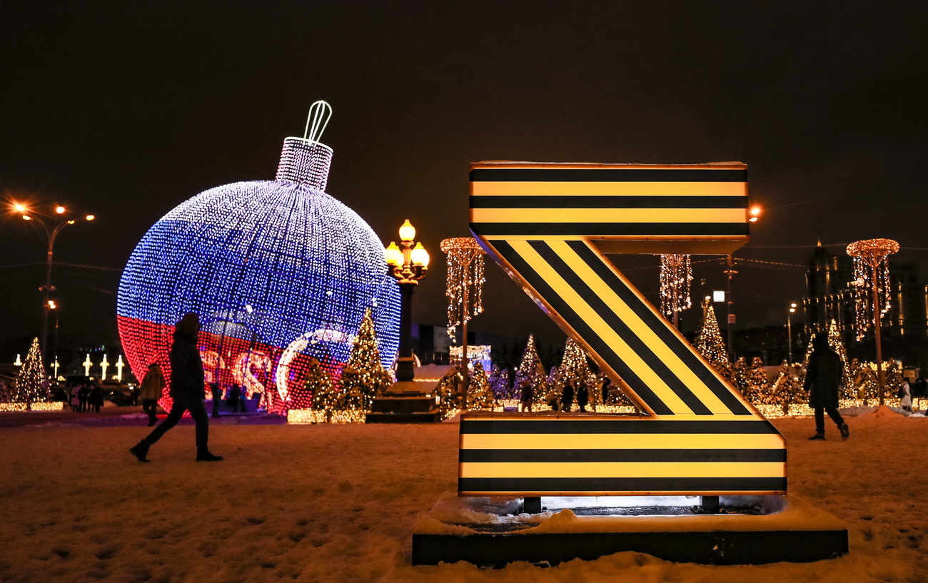 Посредством специально генерируемой ностальгии и романтизированных мифов населению объясняют, почему «неизбежны» война, изоляция, экономические лишения и враждебность страны почти ко всем соседям.