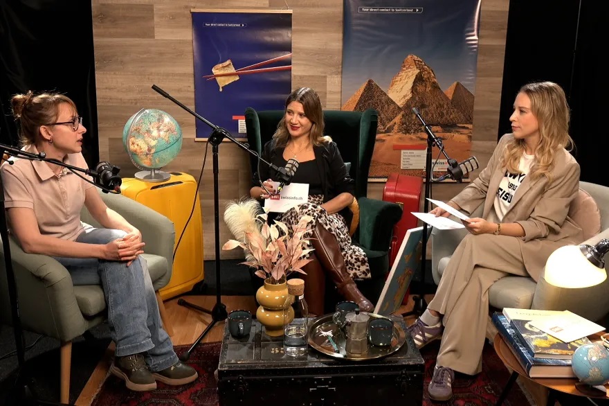 Linguist Giulia Berchio in conversation with journalists Claire Micallef (centre) and Camille Kündig.