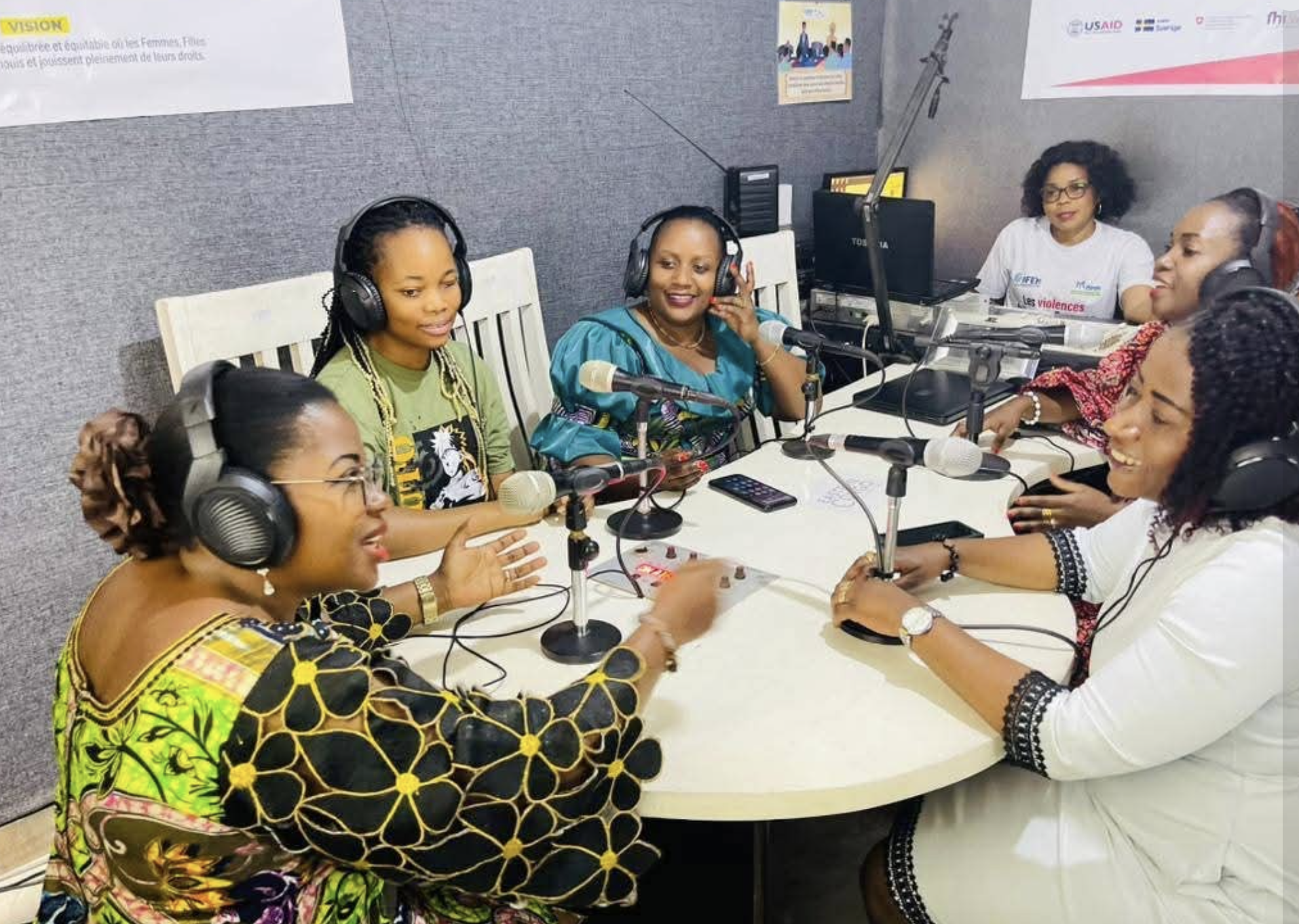 Radiojournalistinnen sitzen an einem Tisch