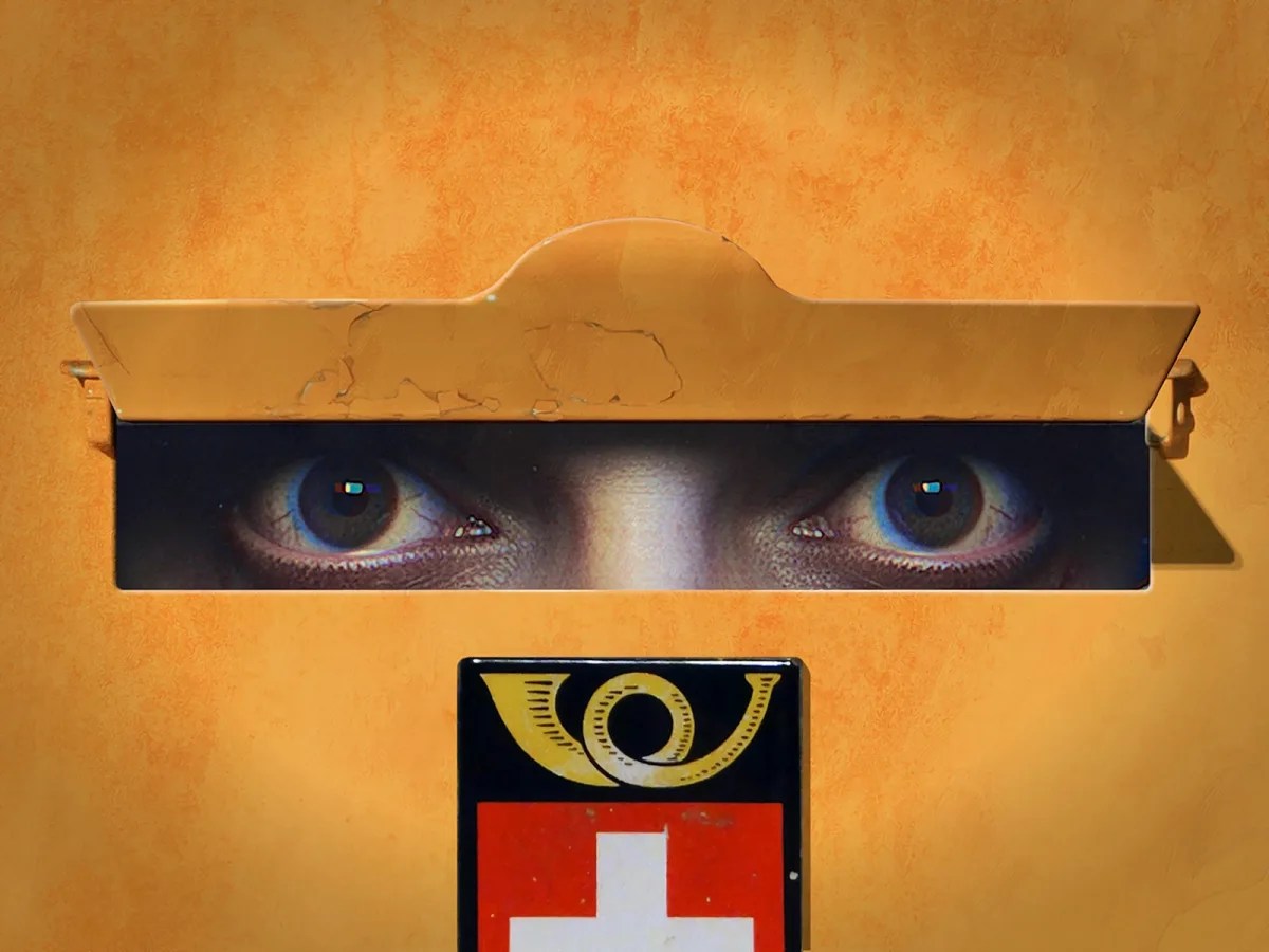 Augen, die durch den Schlitz eines Briefkastens blicken