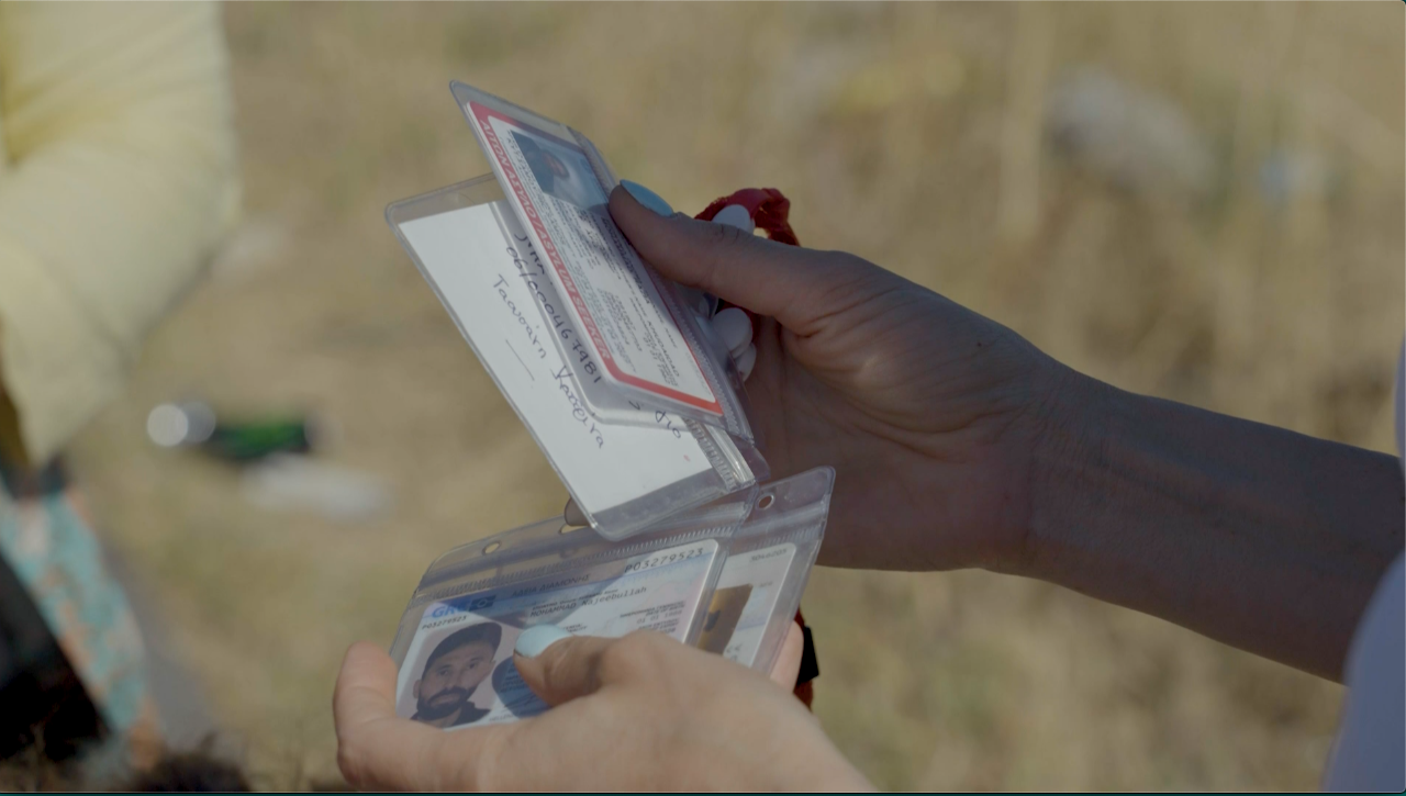 Même si les papiers sont en règle, l'enfer continue. Une fois le statut de protection internationale accordé, les requérants d'asile sont expulsés du centre et livrés à eux-mêmes.