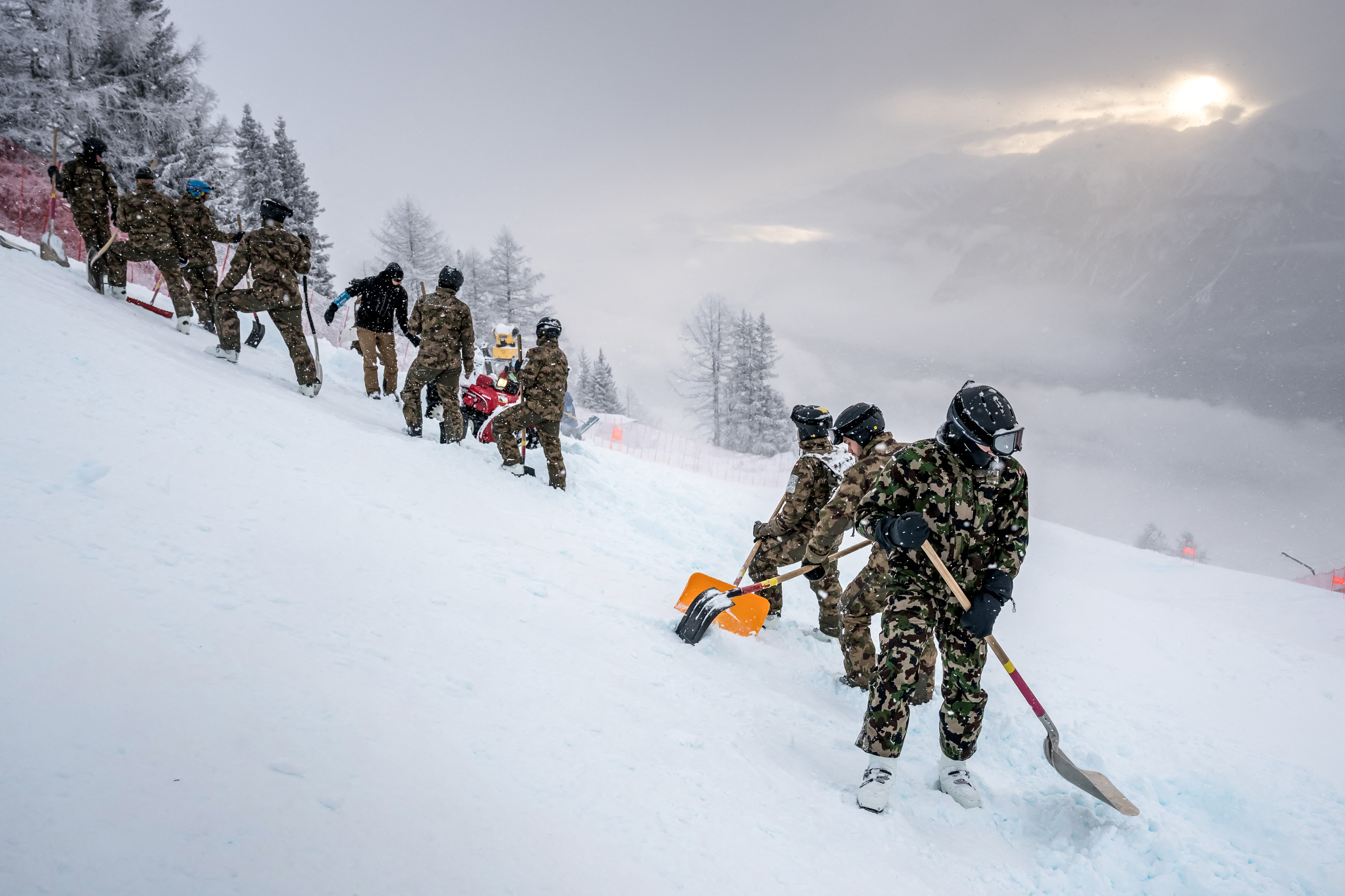 Gente che spala la neve a Crans.