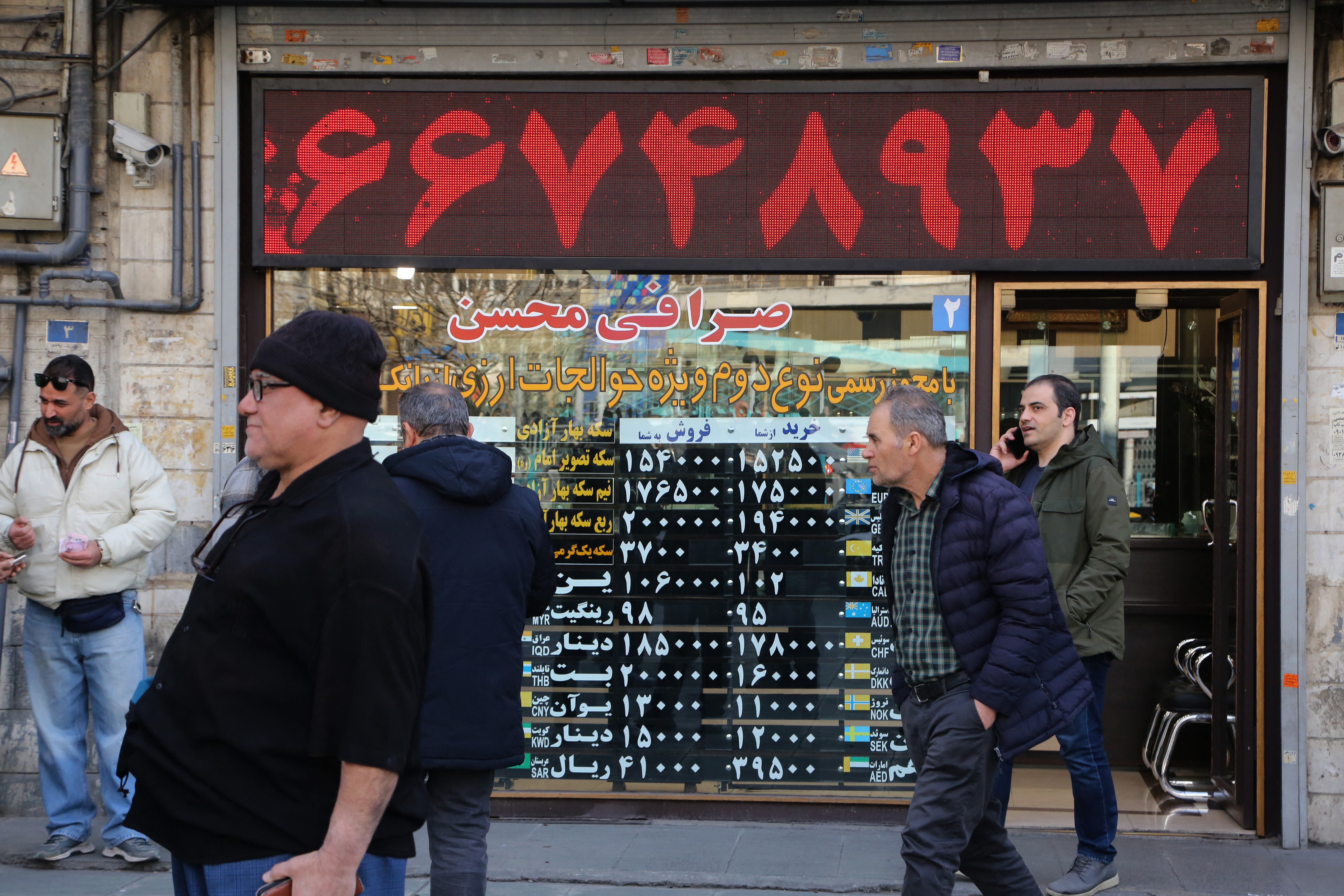 Men in front of a currency exchange office in Tehran