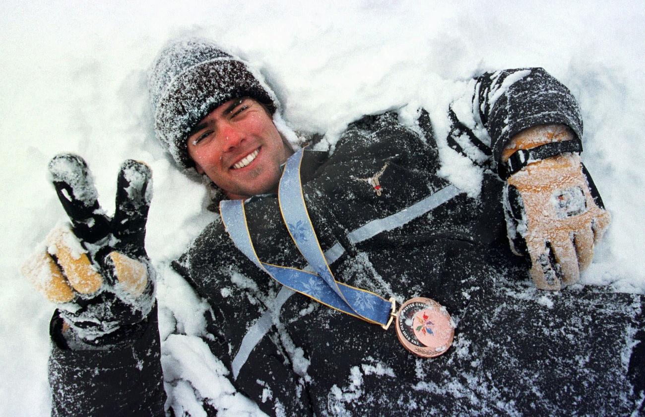 atleta di snowboard con una medaglia limpica