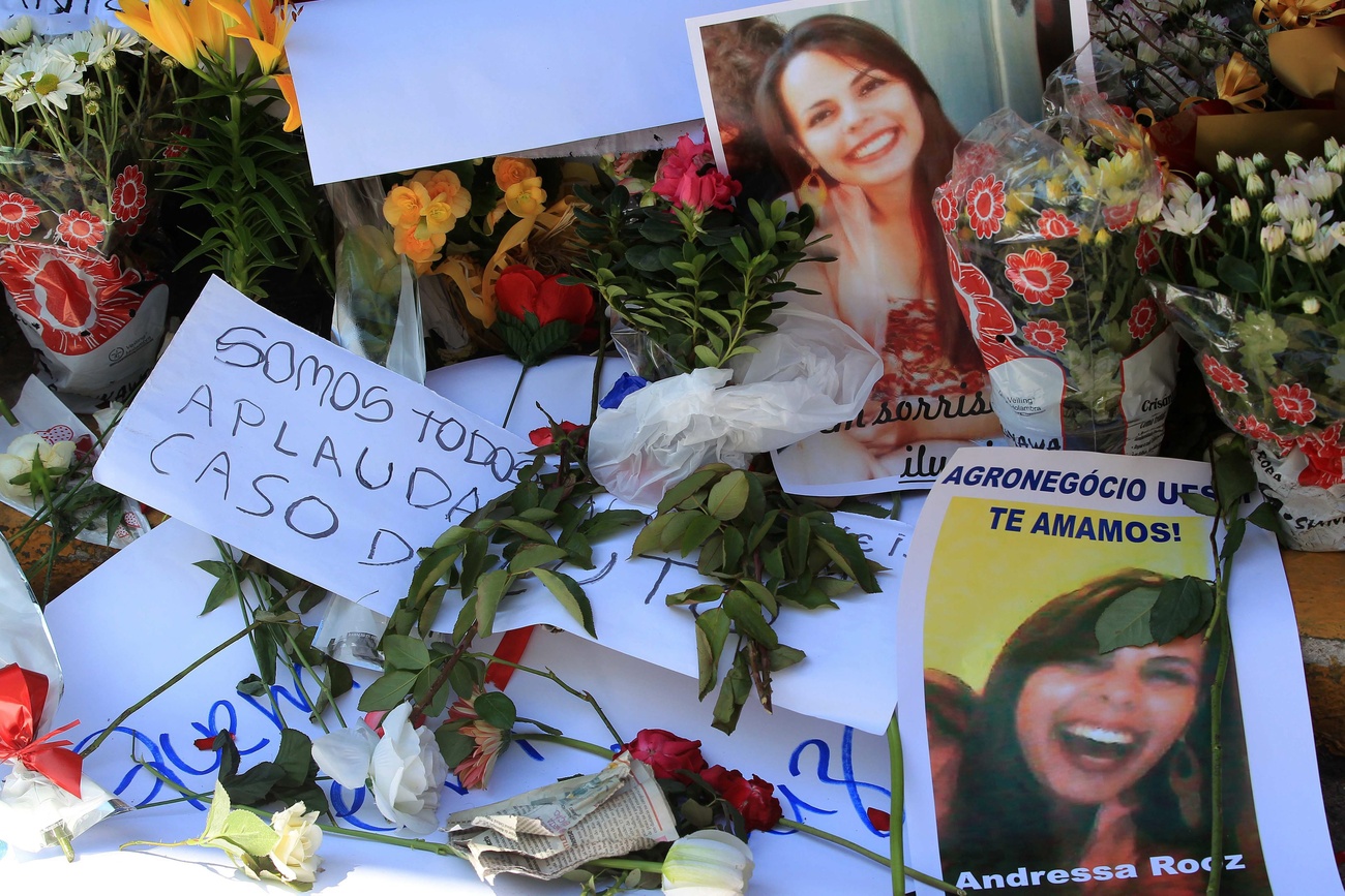 Flores e fotos após o incêndio na boate "Kiss" no Brasil em 2013