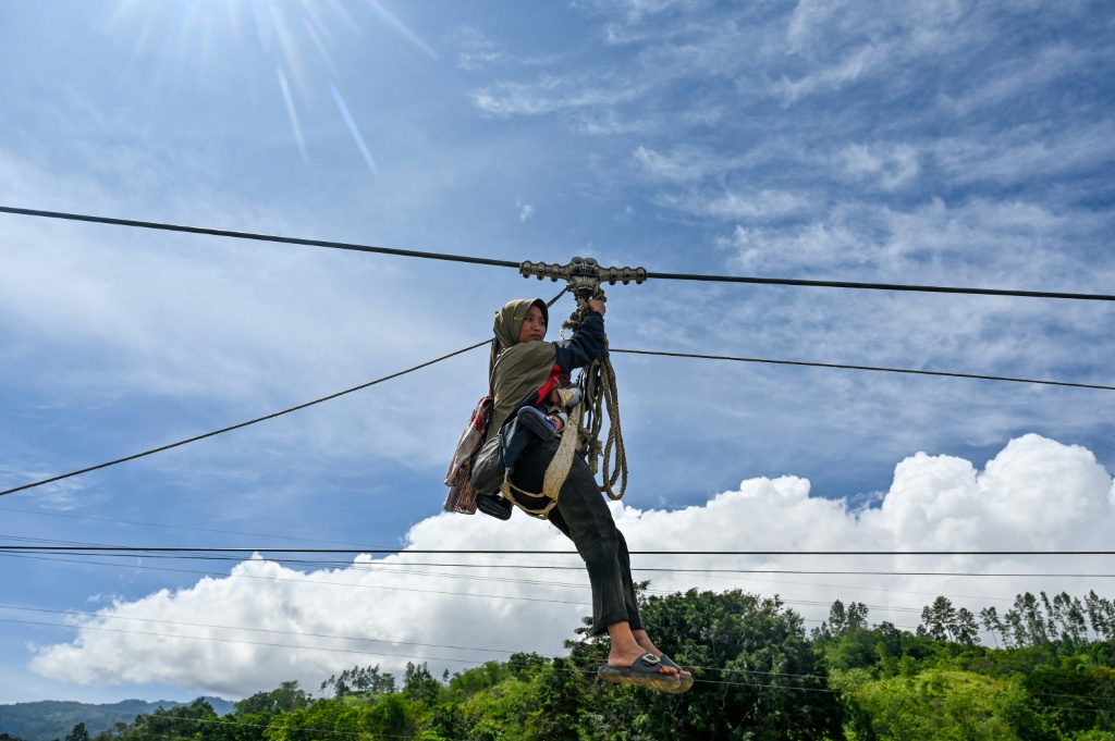 الفيضانات توقع 16 قتيلا في سولاويزي بإندونيسيا وتشرد المئات