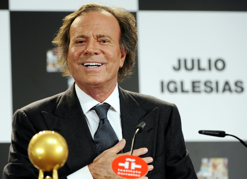Exempleadas acusan a Julio Iglesias de trata de seres humanos y delitos sexuales - SWI swissinfo.ch