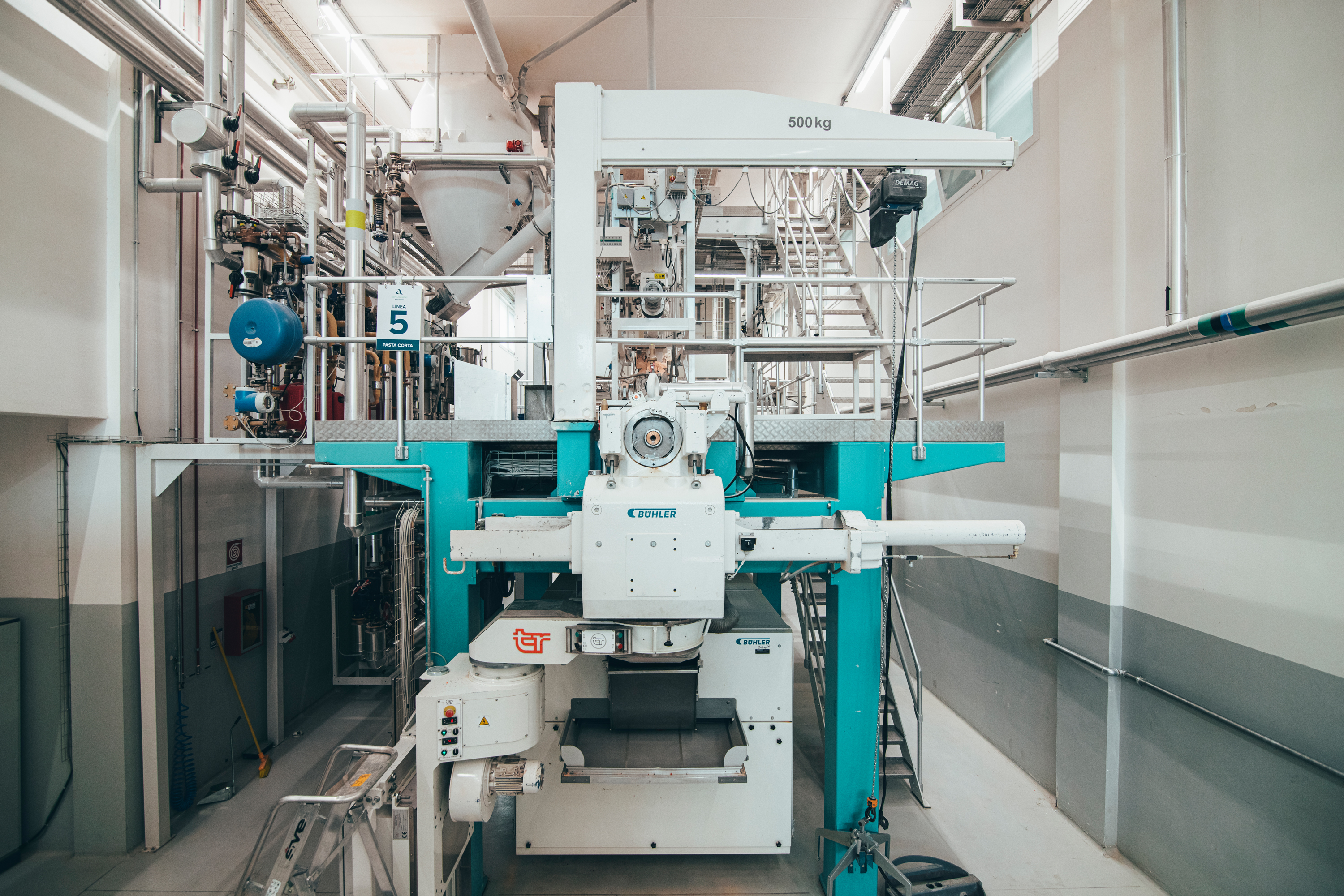Macchina per lavorare gli ingredienti della pasta senza glutine.