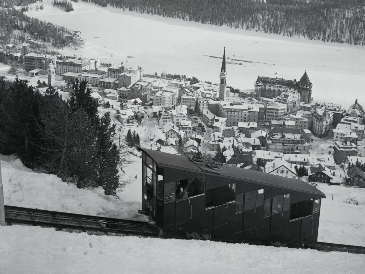 Stell dir vor, es liegt Schnee und kaum jemand ist da. St. Moritz im Jahr 1955.