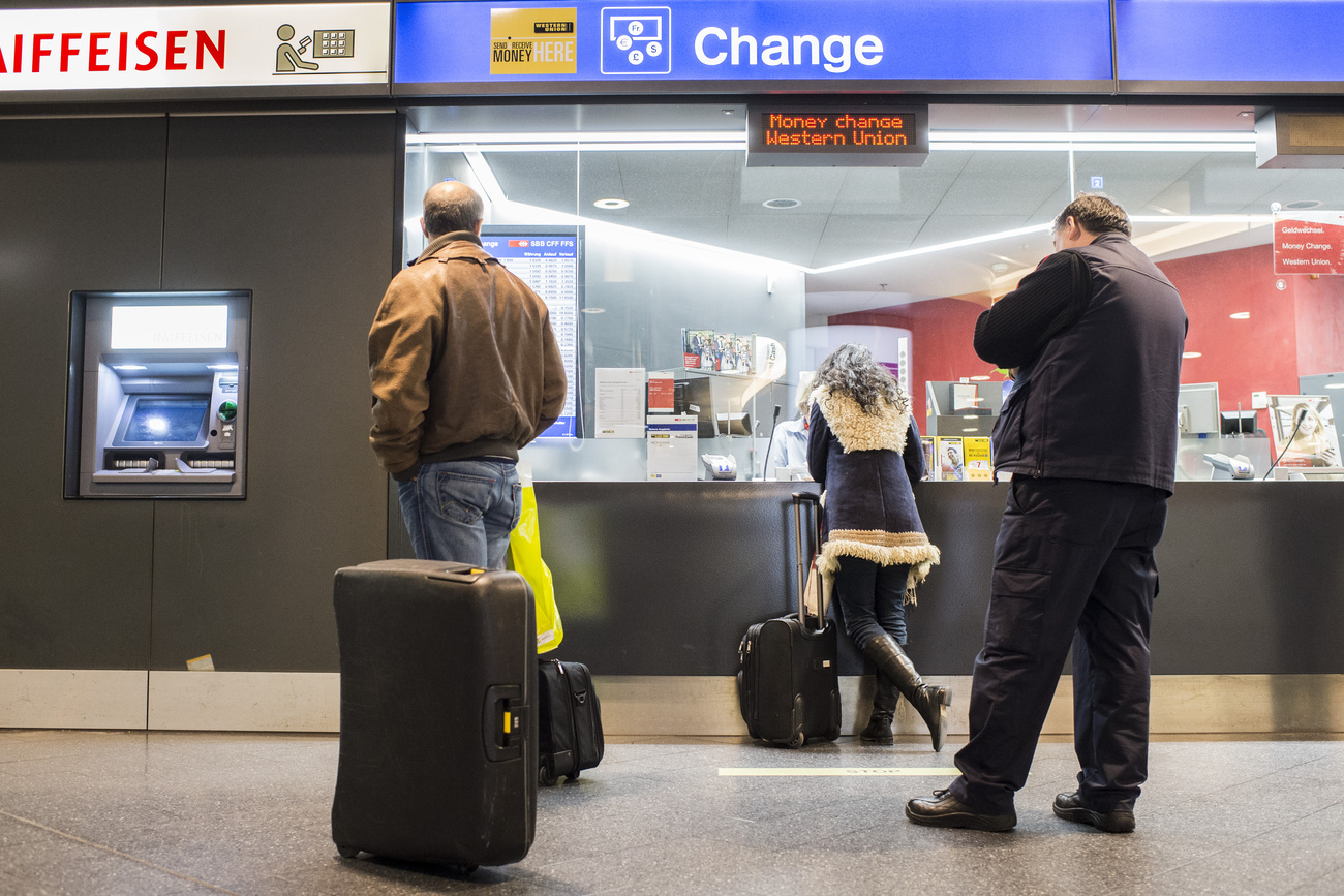 viaggiatori all'ufficio di cambio