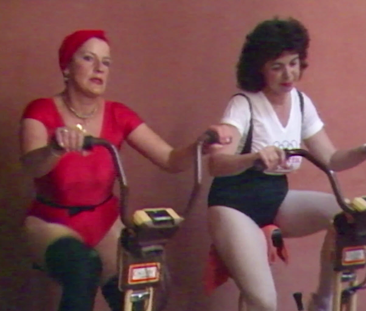 Due persone sulla ciclette