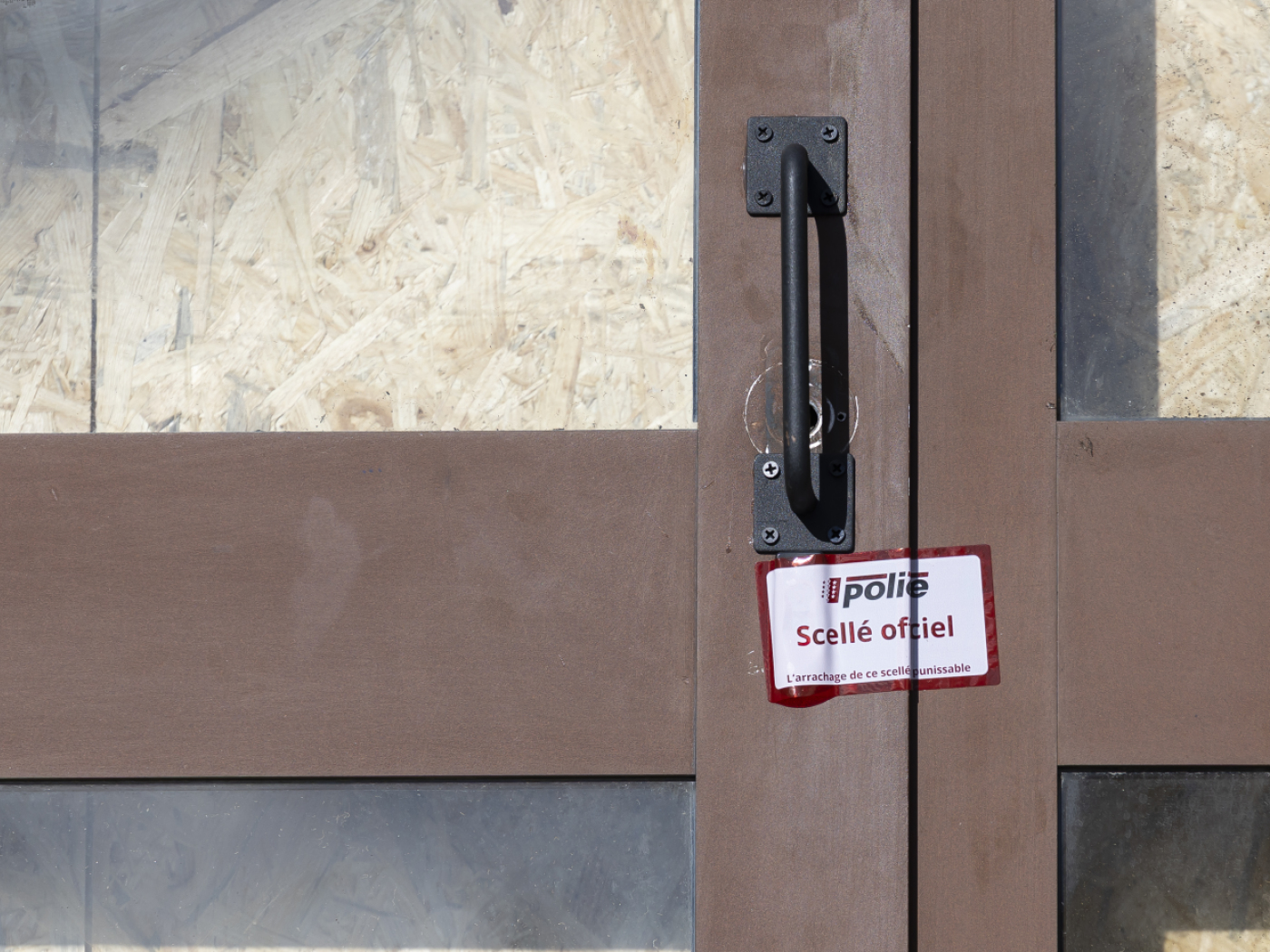 sigillo della polizia alla porta del bar le constellation di crans montana
