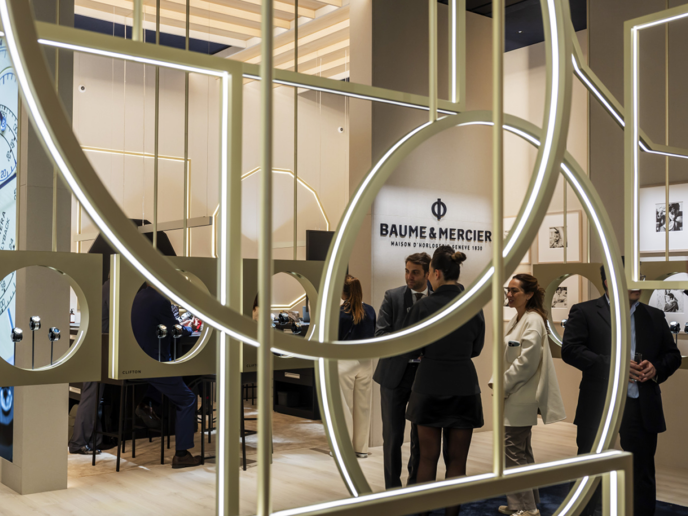 persone in un atelier di baume & mercier