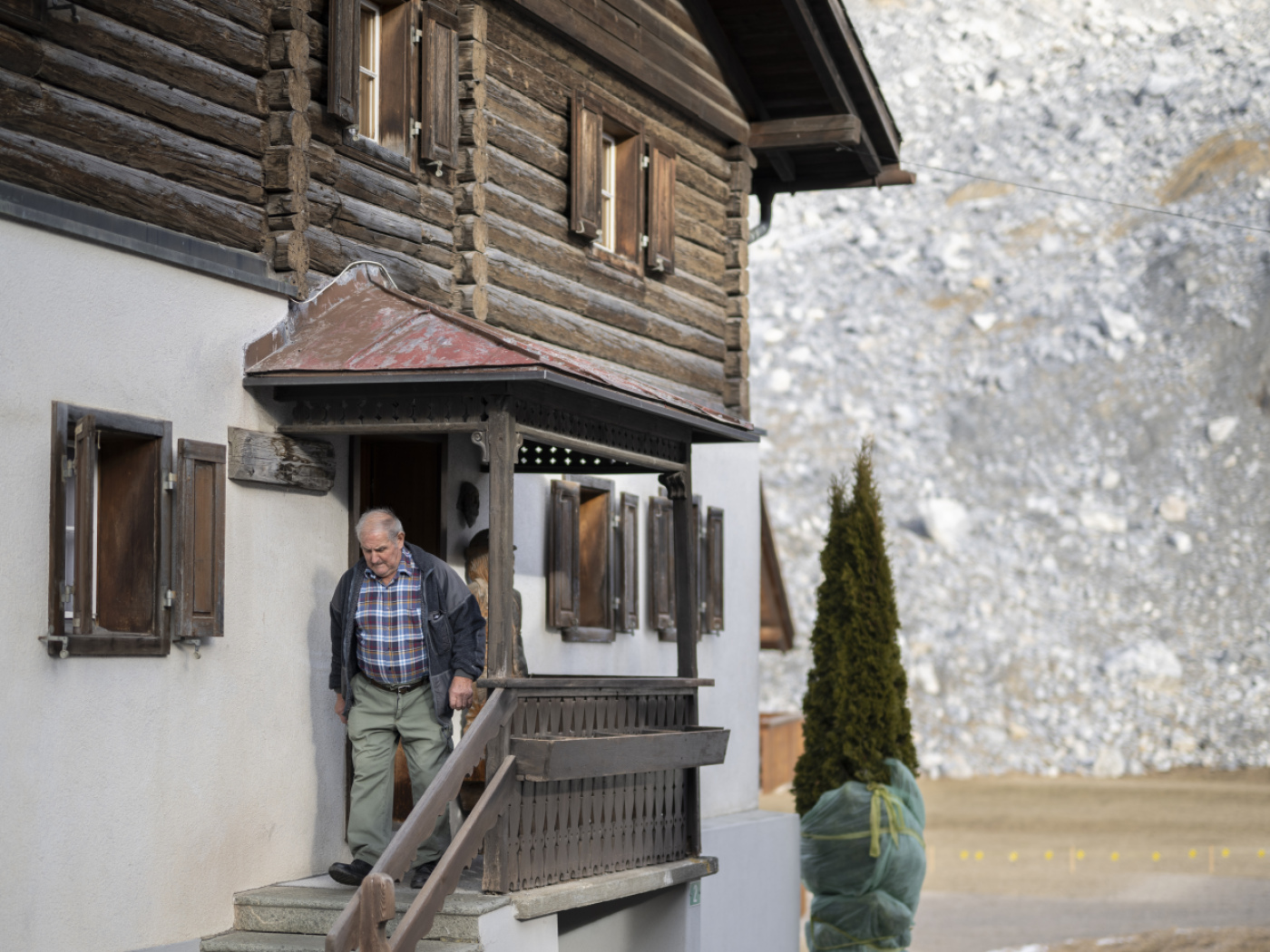 uomo esce da una casa