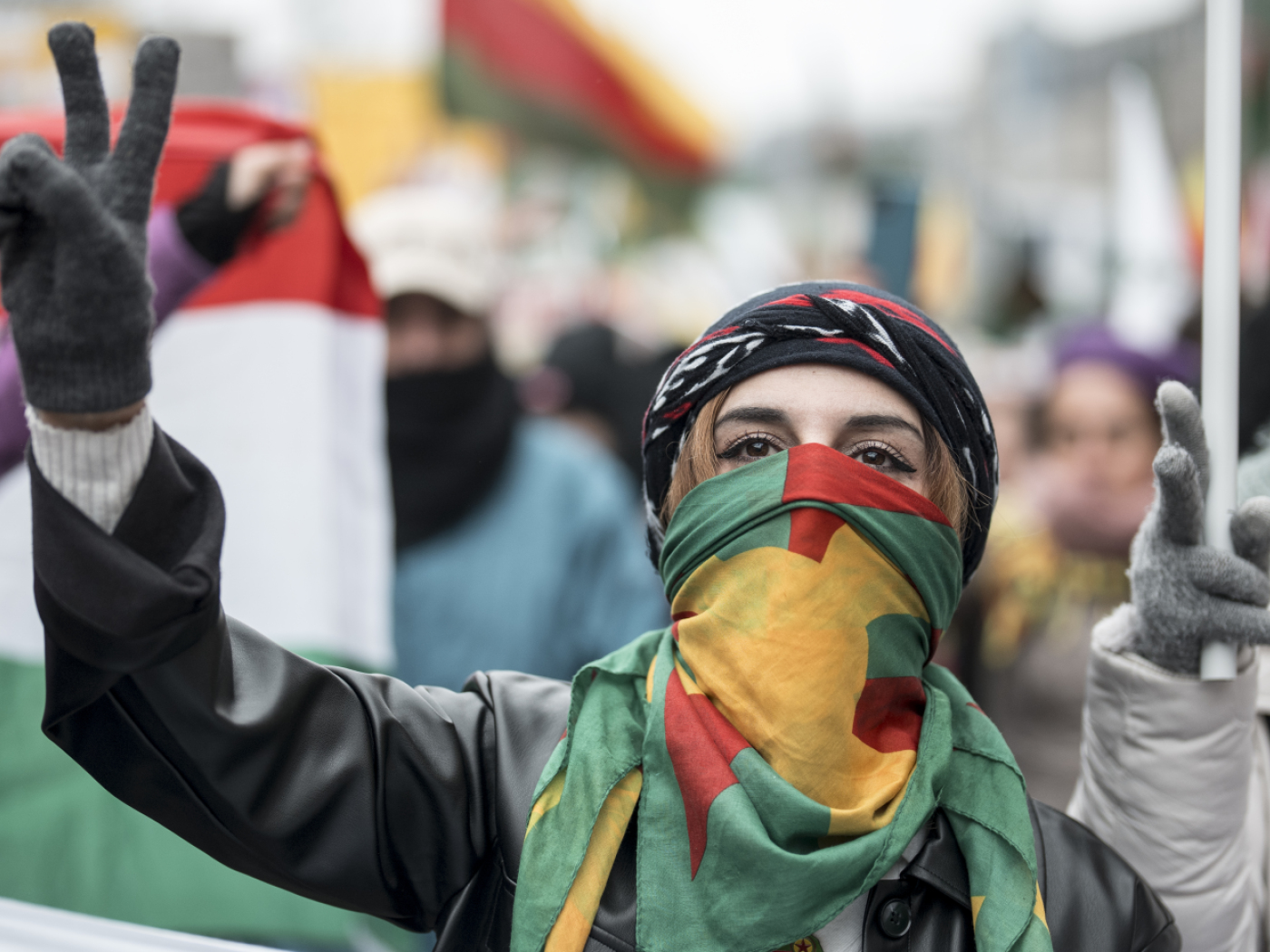 Zürih'te binlerce kişi Suriye'deki Kürtler için protesto gösterisi düzenledi.