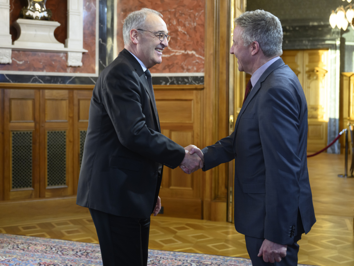 Il presidente svizzero Guy Parmelin stringe la mano all'ambasciatore tedesco a Berna Markus Potzel.
