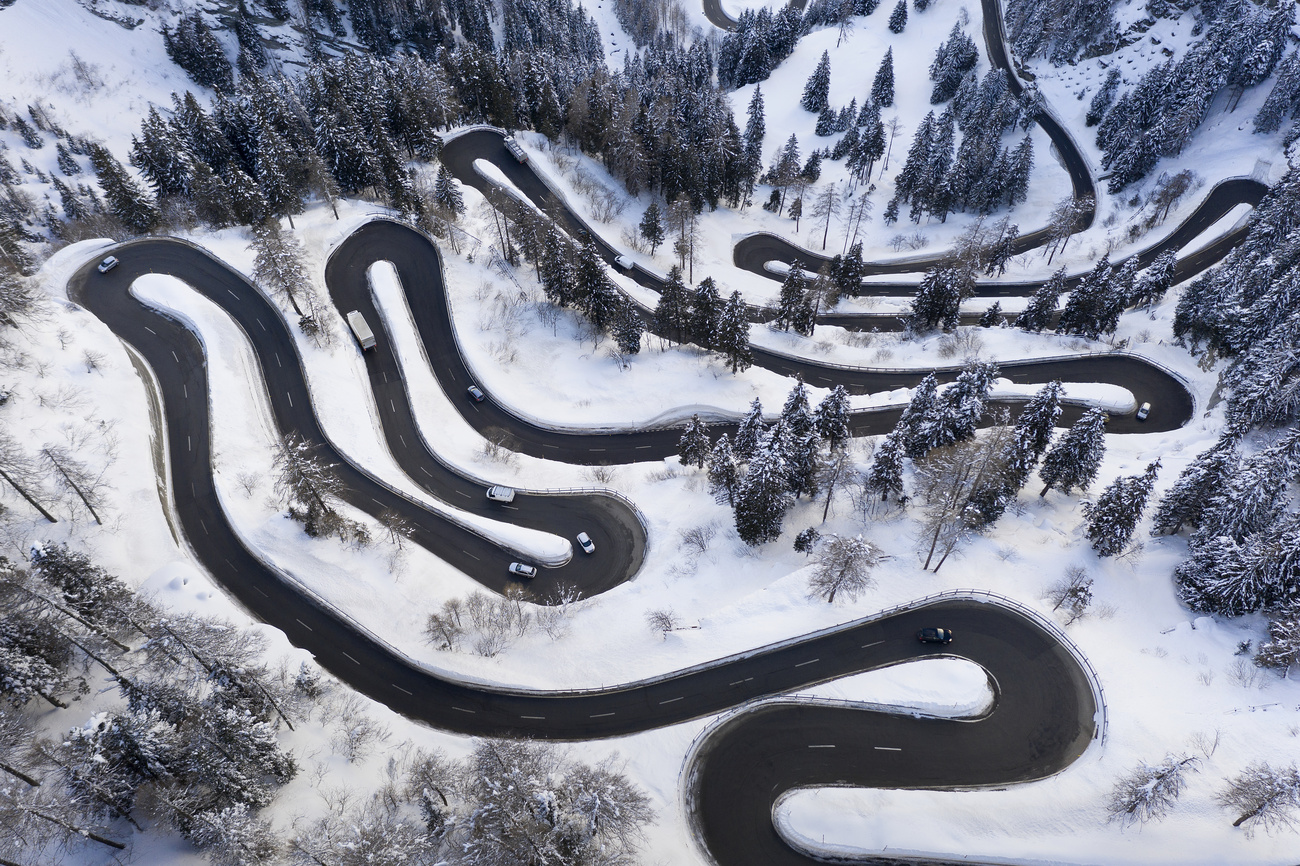Automobili e camion al Passo del Maloja, nei Grigioni.