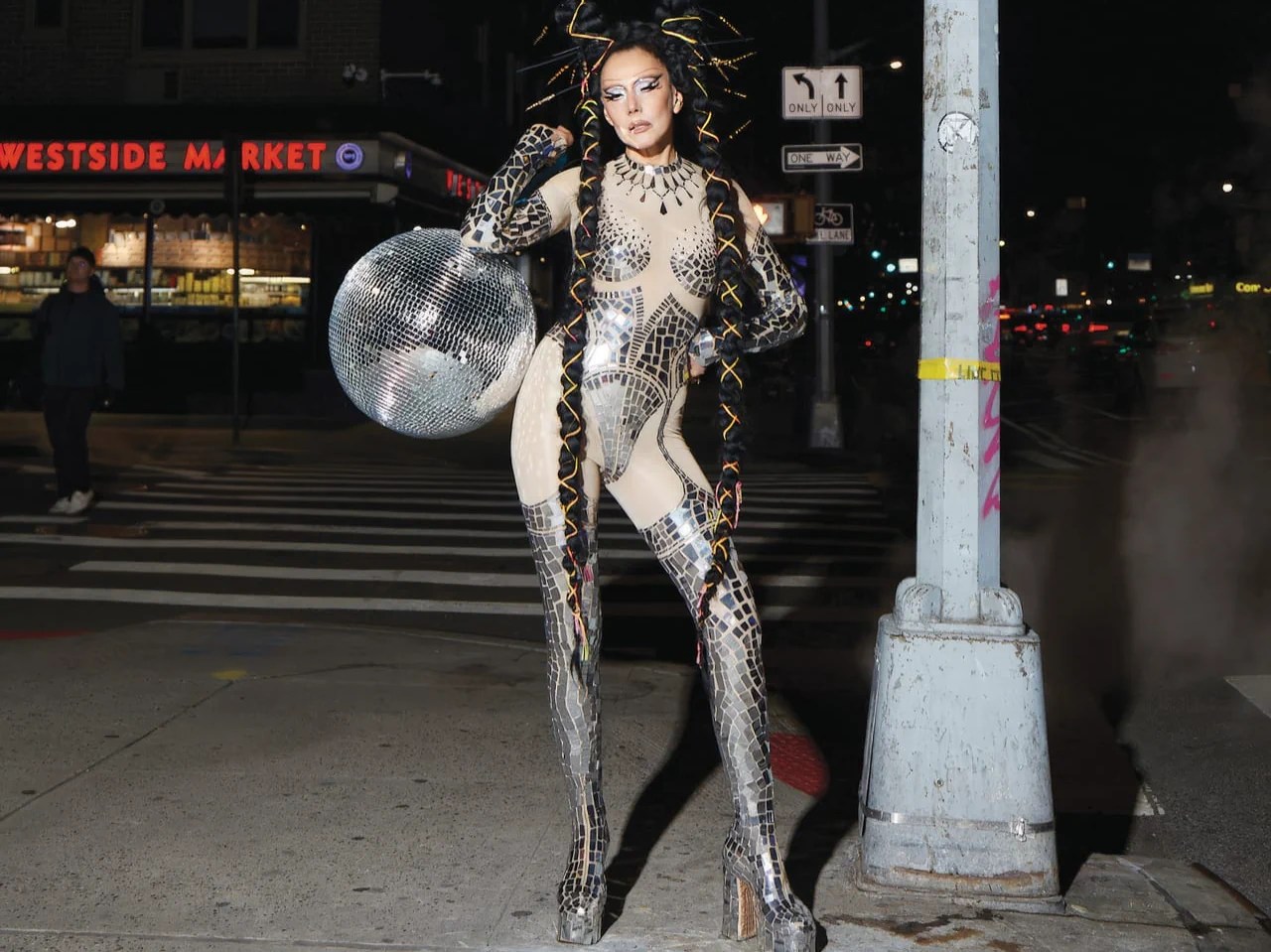 Au fil des décennies, Susanne Bartsch continue d'influencer les styles : en 2024, elle porte une tenue signée Mathu. 