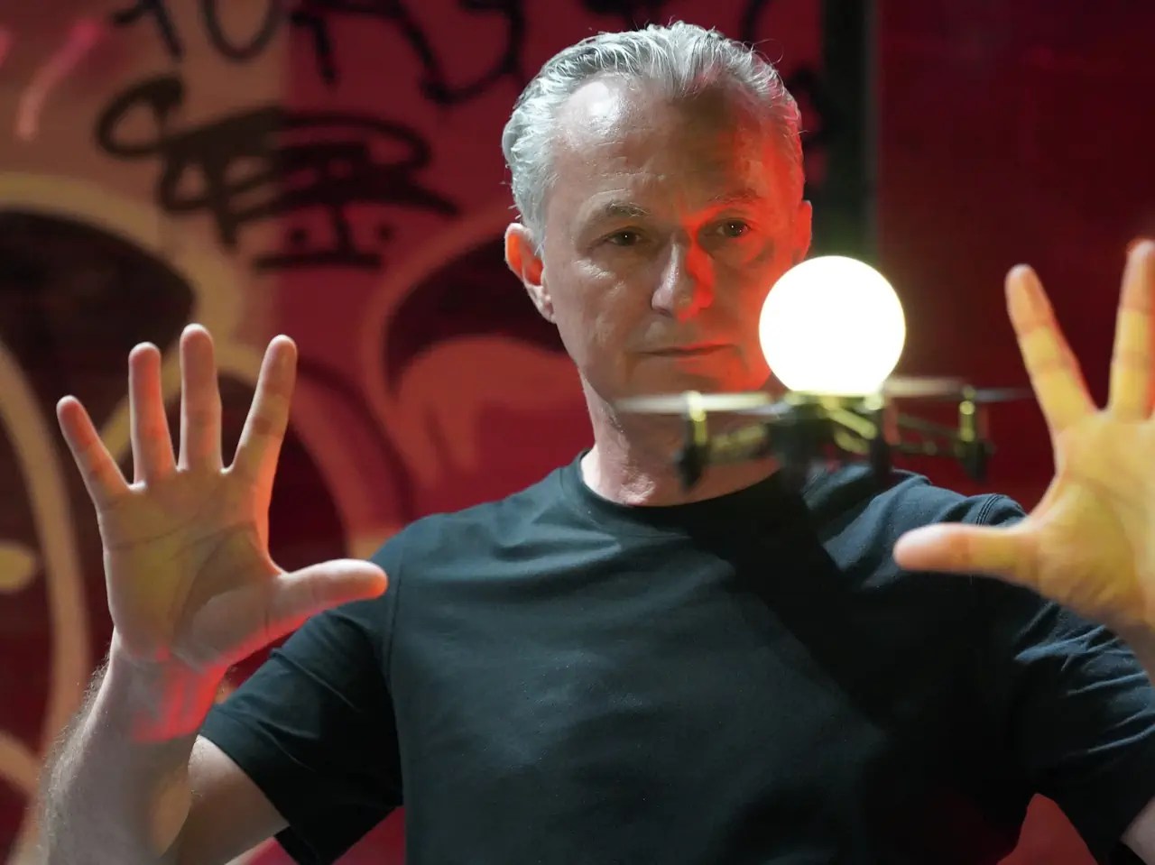 Magie mit Drohnen und KI: Der gebürtige Zürcher macht komplexe Technologien für alle erfahrbar. Hier bei Dreharbeiten für die SRF-Serie «Swiss Success Stories», 2025.