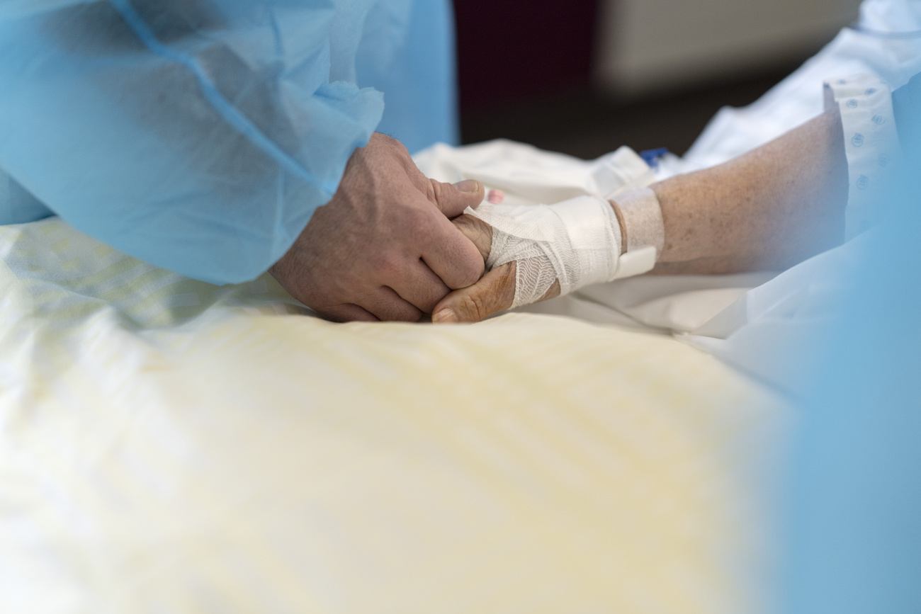 Mani di paziente e infermiere