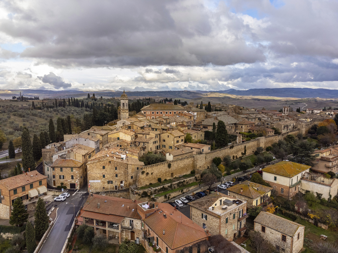 Panorama dall'alto di San Quirico d'Orcia, in Toscana.