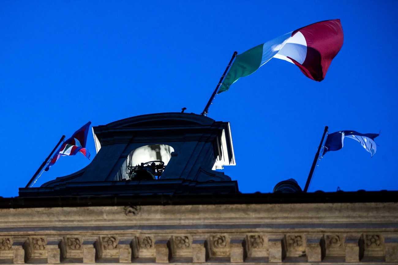 Bandiere italiane su palazzo