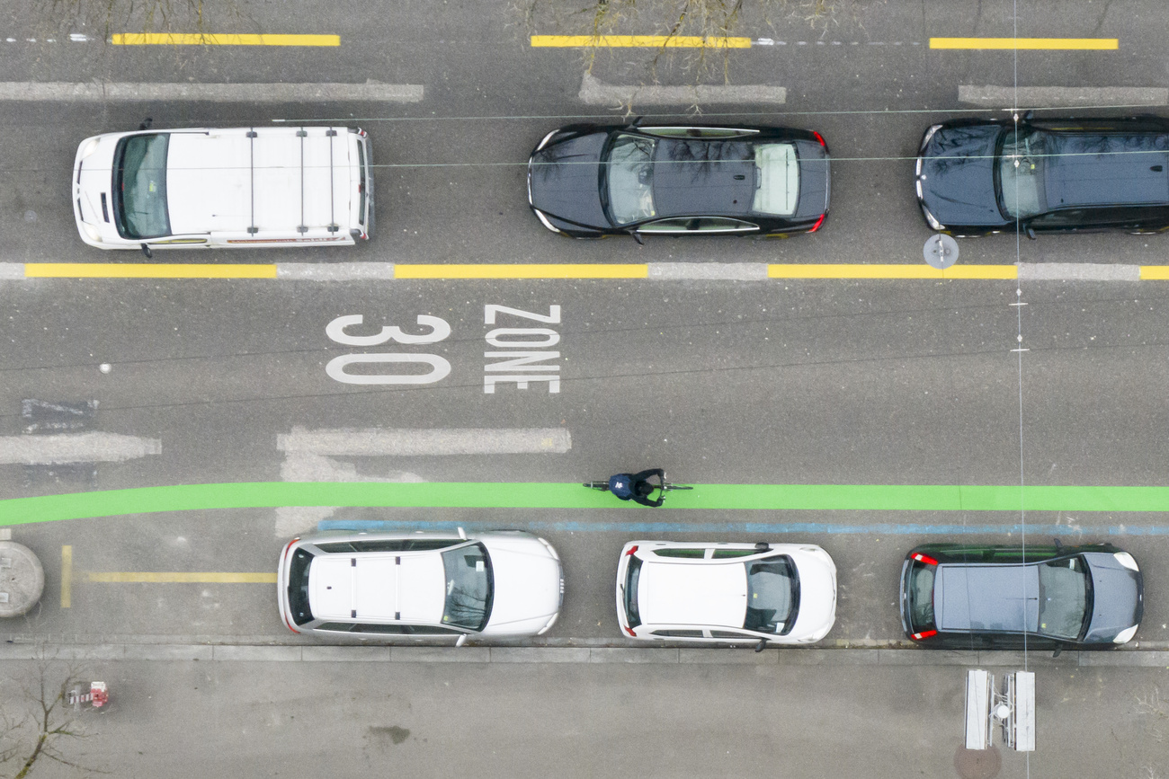 Una strada svizzera vista dall'alto.