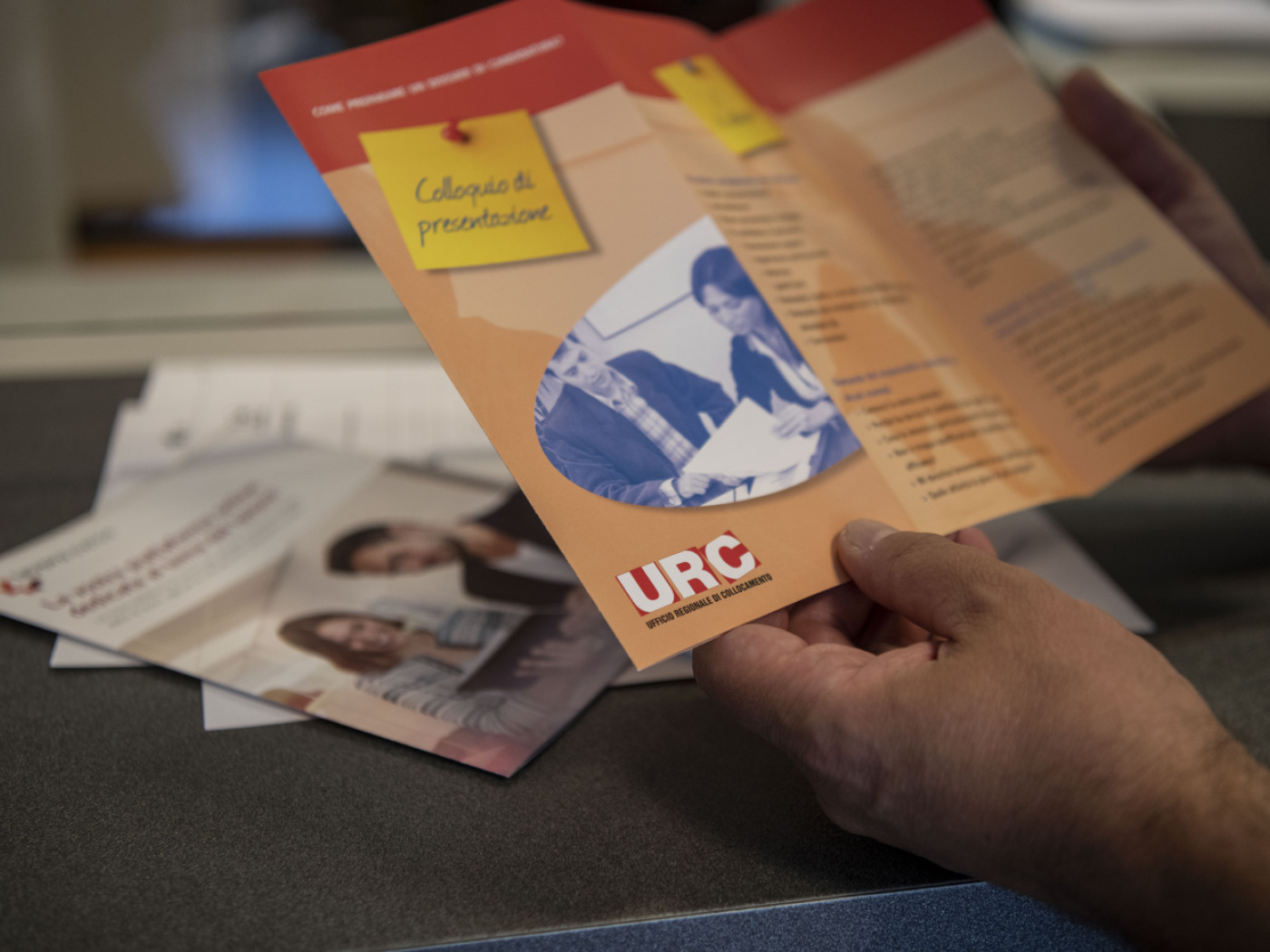 volantino dell'URC sul colloqui di presentazione