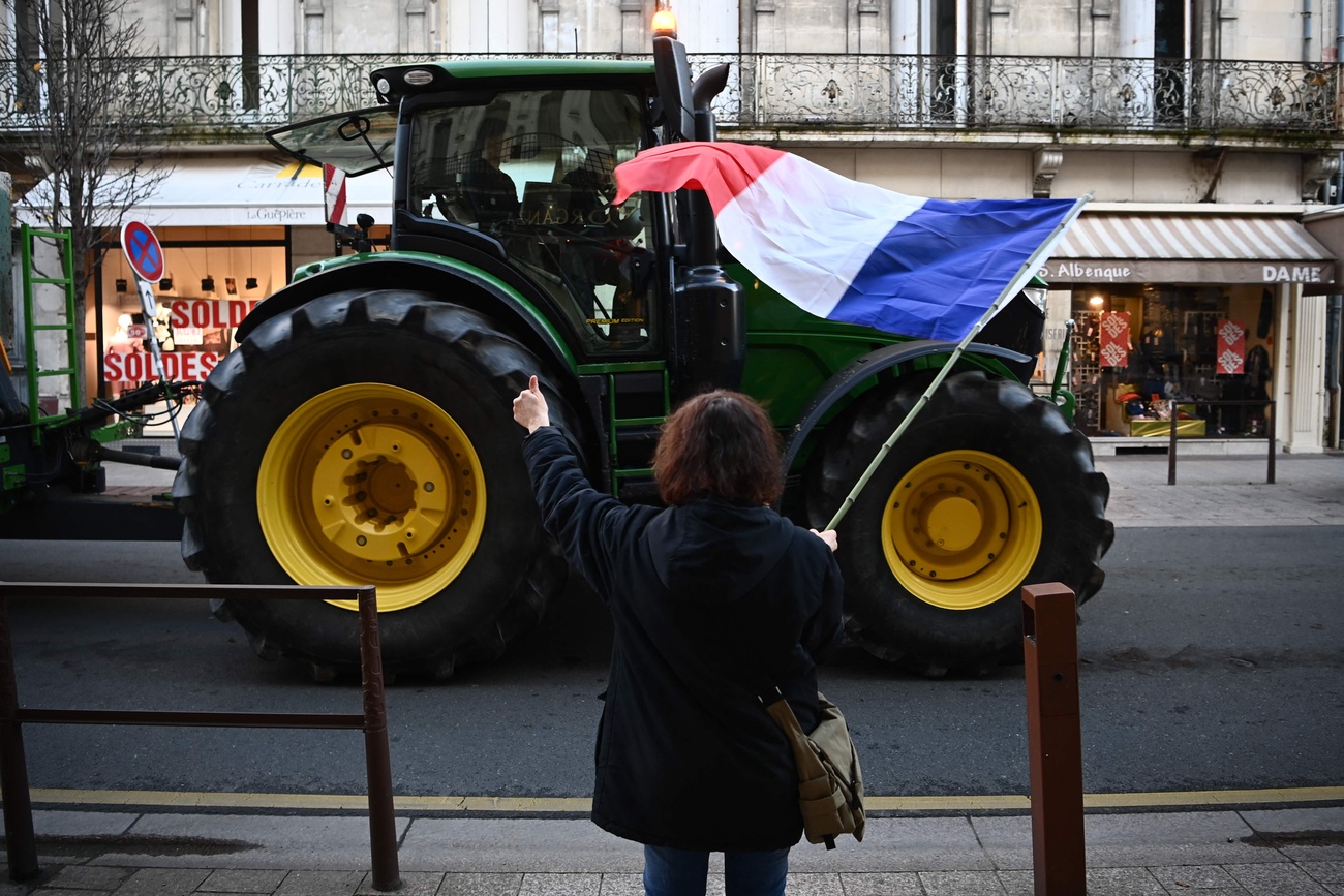 tractor y bandera francesa