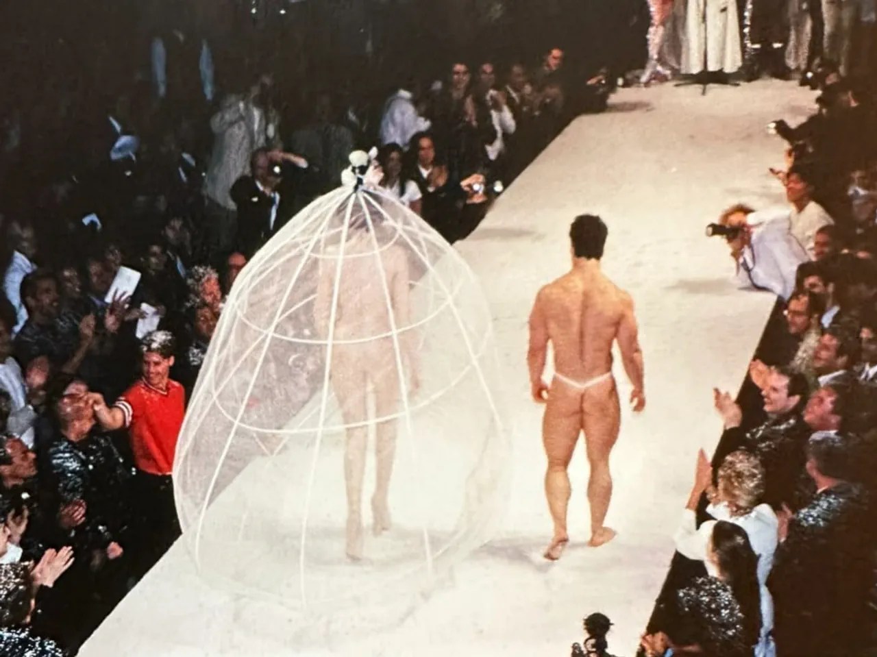 Le mariage sur le podium : Susanne Bartsch et David Barton dans des tenues Thierry Mugler. (1985)