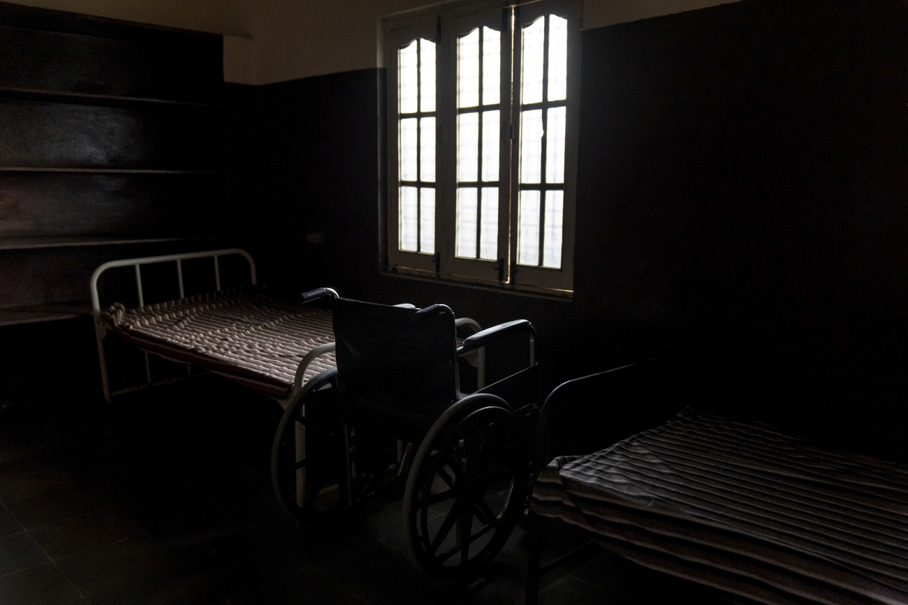 sedia a rotelle in stanza di ospedale in india