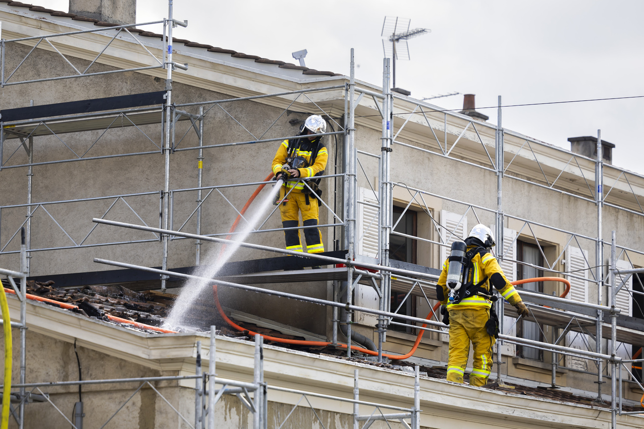 Pompieri all'opera su in testo.